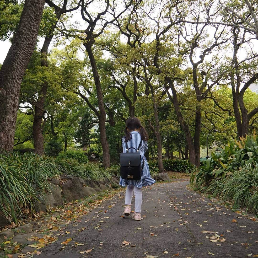 Kuboi Ayumiさんのインスタグラム写真 - (Kuboi AyumiInstagram)「娘と一緒に日比谷公園へ。 この時期はチューリップやネモフィラがとてもきれいなんです。  娘の写真を撮っていたら、 「ママ、そこに立って！写真撮るよ！」と私も撮ってくれました(笑)  バイキングパークで食べ歩きをしたりお散歩を楽しんできました。  子どもたちを連れてたくさん歩く日はみんなリュックを選びます。 娘と一緒に使えるようにと、ガストンルーガ（@gastonluga）の小さめサイズを。  軽くて強いナイロンとビーガンレザーで作られているので、長時間使っても疲れにくいんです。 ･ ･ ･ワンピース  @rurume_official ･コート @mischmasch_official ･スニーカー @abc_mart_japan  ちなみに、公式サイトで使える15%offディスカウントコードがあるので、もしよかったらどうぞ☆ 　himekagami15 ・ ・ http://gastonluga.com  #バイキングパーク #日比谷公園 #公園 #ママコーデ #GastonLuga #ガストンルーガ #バックパック #リュック #ネモフィラ #チューリップ #東京散歩　#はなまっぷ #花まっぷ #ザ花部 #花フレンド」5月5日 19時28分 - himekagami