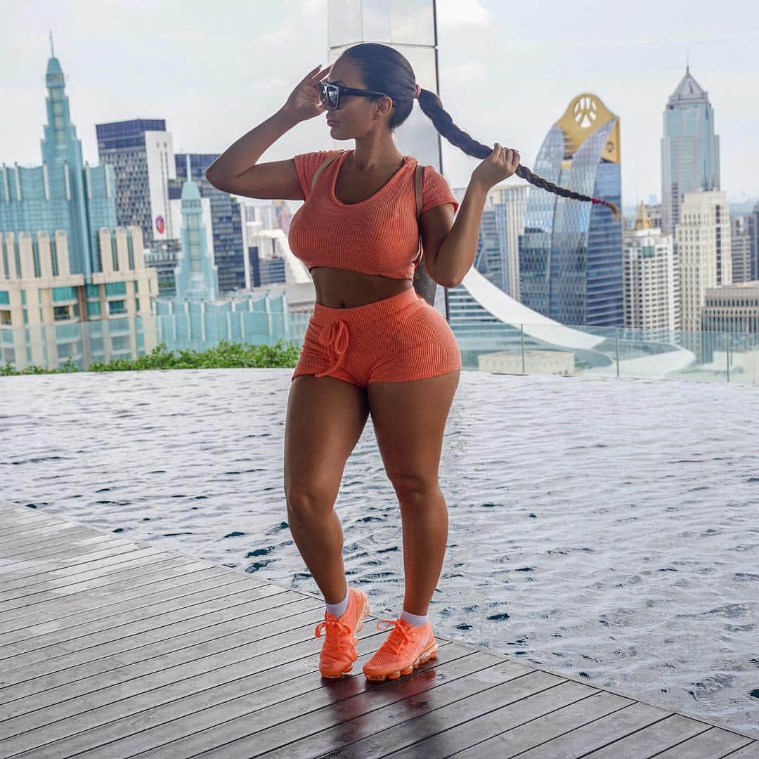Aylen Aのインスタグラム：「On my way to explore this city 👣😎 Wearing: @fashionnova」
