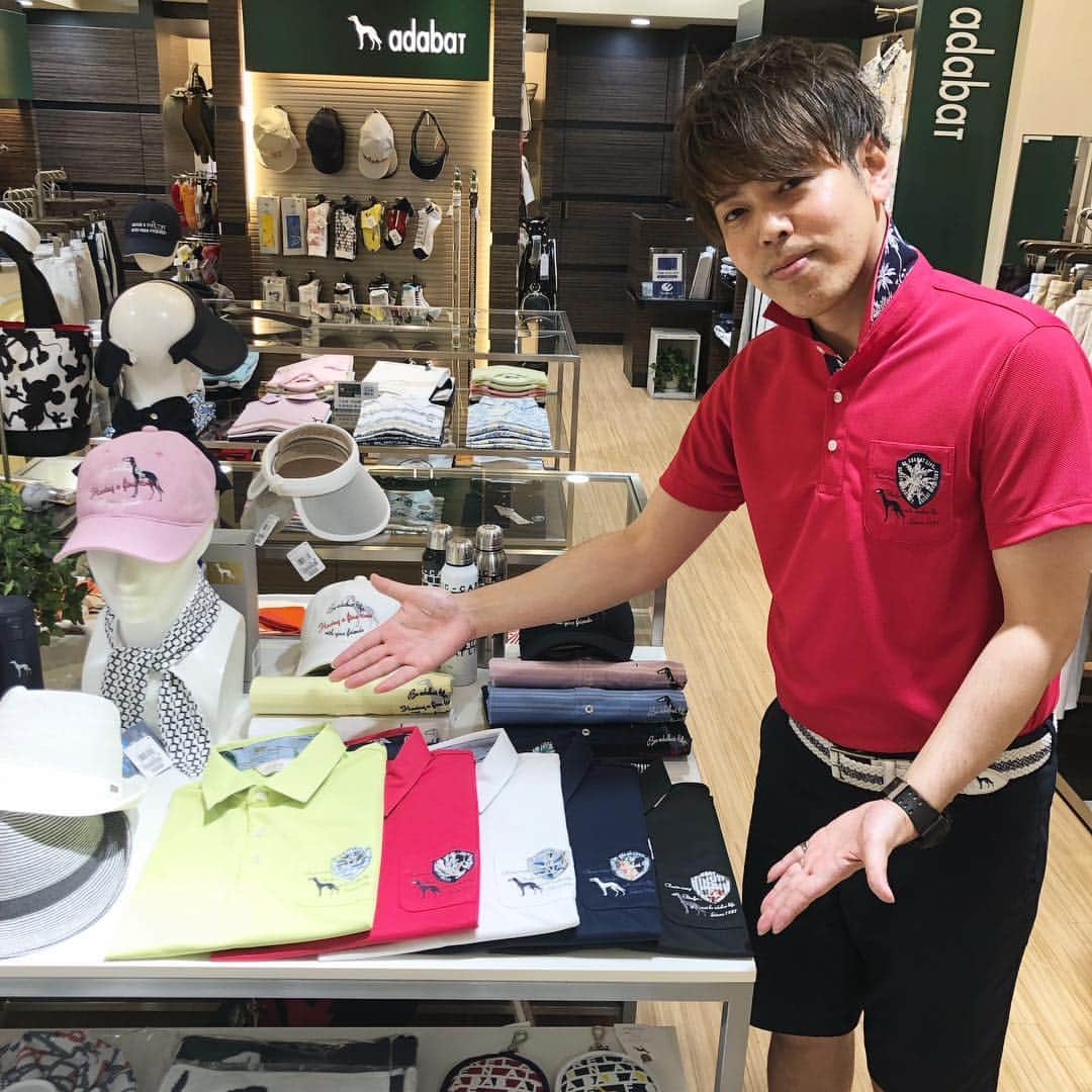 のインスタグラム：「. スタッフおすすめ‼️ ＠博多大丸店 . このGW中、一番人気なのがこのメンズポロシャツ🙋🏻‍♂️. 襟裏の柄使いがお洒落です。 ビビッドカラーやベーシックカラーの5色展開ですよ。 10連休も残り2日となりましたが、今日も元気に皆様のご来店をお待ちしています！！ . #adabat#アダバット#golf#ゴルフ#golfwear#ゴルフウェア#saluki#サルーキ#golfstyle#golffashion#staff#スタッフ#スタッフコーデ#スタッフおすすめ#snap#ゴルフ男子#男子ゴルフ#poloshirt#ポロシャツ#mensfashion#summer#夏ゴルフ#ゴルフコーデ#博多#博多大丸#instagolf#golfstagram#golstagram」