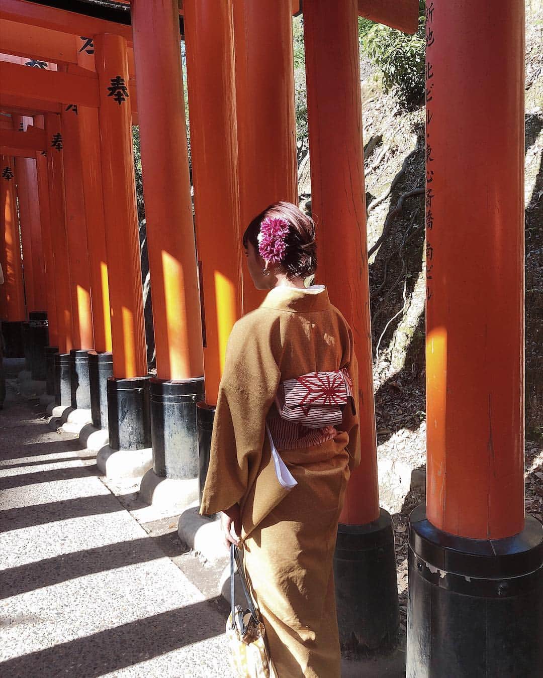 三方美穂さんのインスタグラム写真 - (三方美穂Instagram)「頂上まで行きたかったけど途中で断念。 めちゃくちゃいい思い出になった🧡 #伏見稲荷大社 #着物 #京都旅行 #女子旅 #京都」5月5日 10時55分 - mihomikata