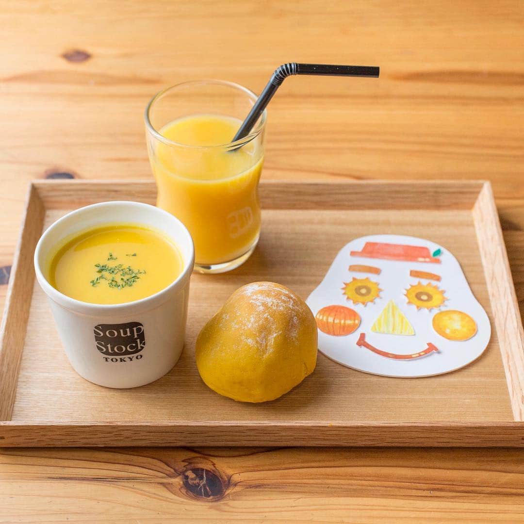 スープストックトーキョー 公式さんのインスタグラム写真 - (スープストックトーキョー 公式Instagram)「今日はこどもの日。🎏 Soup  Stock Tokyoには、昔から、 小さな常連さんたちがいらっしゃいます。🐣 . 下記のお店では、キッズサイズのお好きなスープに、 小さな石窯パンとドリンクを添えて480円(税込)で ご用意しています。(写真はイメージです) オリジナルの「福笑いシール」でご家族一緒に 楽しく過ごしていただけたら嬉しいです。 . 🌱全日展開 たまプラーザテラス店／星ヶ丘テラス店 土岐プレミアムアウトレット店 西宮ガーデンズ店／中目黒店 . 🌱土日祝のみ 広尾店／横浜ランドマークプラザ店 ラゾーナ川崎店／アトレヴィ三鷹店 キラリナ京王吉祥寺店 . おひとりの時も、ご家族と一緒の時も、 皆さんの日常に寄り添えたら。 素敵な週末をお過ごしください。 . #soupstocktokyo#soupstock#soup #スープストックトーキョー#スープストック#スープ #こどもの日#子供の日#🎏 #キッズセット#キッズサイズ#キッズ#福笑いシール」5月5日 11時00分 - soupstocktokyo