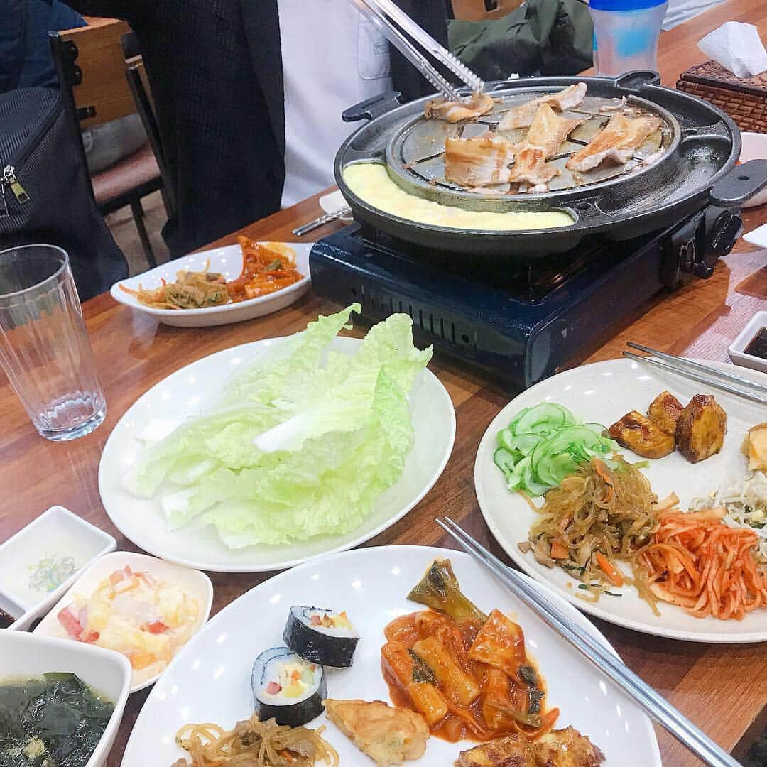 美容留学のアジアビューティカレッジのインスタグラム：「✂︎﻿﻿ フィリピン人スタッフも大好きな 韓国料理食べ放題に行ってきました！ とても安いのに、メニューが豊富で 気付いたら食べ過ぎてしまいました😂笑 .  英語と美容が学べるセブ留学 海外で美容師で活躍しよう‼️ ﻿ @abc_cebu﻿﻿ ﻿ #美容師 ﻿ #スタイリスト﻿ #ヘアスタイリスト﻿ #美容室﻿ #美容院 ﻿ #ヘアサロン﻿ #美容留学﻿ #語学留学﻿ #海外留学 ﻿ #スタイリング ﻿ #カラーリスト ﻿ #日系サロン﻿ #カラー ﻿ #イルミナカラー﻿ #海外生活﻿﻿ #美容学生 ﻿ #セブ島﻿ #英会話 ﻿ #スタイリストデビュー ﻿ #美容師転職 ﻿ #美容師募集﻿ #外国人風カラー ﻿ #美容師の卵﻿ #ショートヘア﻿ #ボブ﻿ #ヘアアレンジ ﻿ #海外で美容師したい﻿ #美容師さんと繋がりたい #美容師アシスタント  #海外美容師」