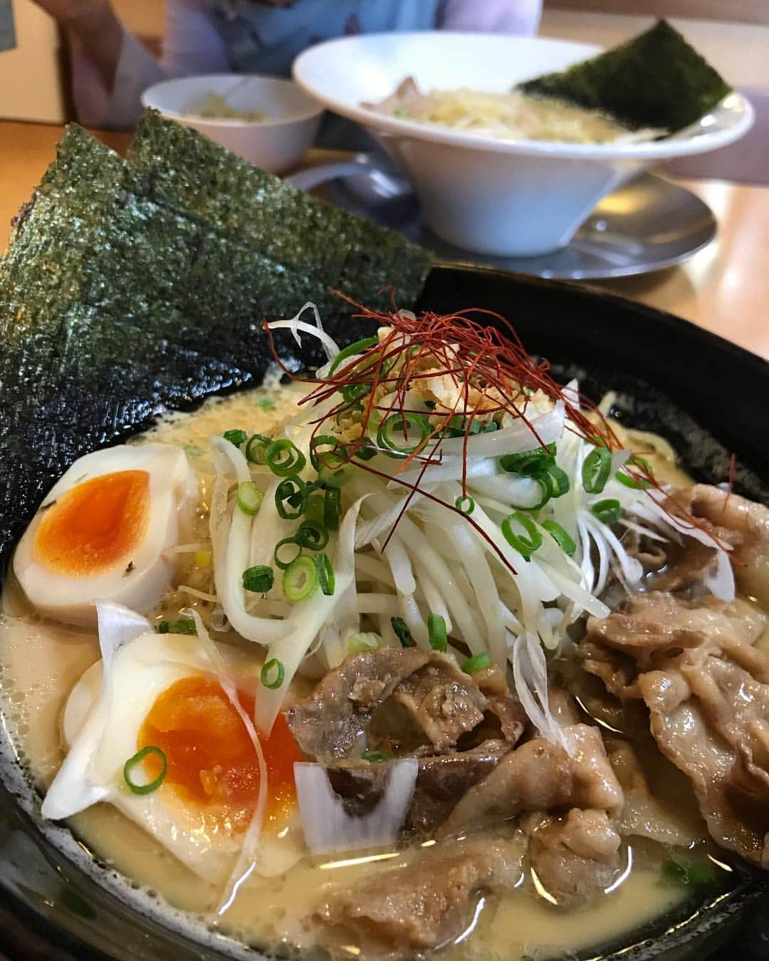 柴犬はなこ Shibainu Hanakoさんのインスタグラム写真 - (柴犬はなこ Shibainu HanakoInstagram)「鹿児島で食べた物！ 1)鹿児島ラーメン「我流風」黒豚を甘辛く煮たのが乗っててボリューム満点😋 2)元祖我流風ラーメン のりトッピング 3)長崎鼻の「味のよしむら」さんの薩摩定食🐷 鰹のタタキと黒豚トンカツ！来た瞬間、やっちゃったなーと思ったけど完食😂味噌汁の出汁が感動的だった✨ 4)鰹のタタキ、おっきくて新鮮で美味しかったぁ💕 5)出店でありつけた白くま🍧でかい😆 #食いしん坊番長 #鹿児島 #キビナゴの刺身 食べたかった #鹿児島ラーメン #我流風 #しろくま」5月5日 11時13分 - kiki_beee