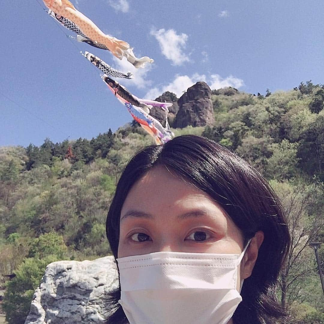 木下あゆ美さんのインスタグラム写真 - (木下あゆ美Instagram)「オールアップしたその足で群馬の義実家へ向かってGWへ。 大自然で温泉三昧♨️！！ めちゃくちゃ痛かった腰も温泉に浸かったら良くなっちゃった🤗  ただ長男は絶不調…😔 お腹の調子が悪く、夜中に痛い痛いと起きるくらい。治ってきたと思ったら蕁麻疹で痒い！  私の仕事が入るとイレギュラーな事が続くうえに、そのまま義実家でワガママもあんまり言えずストレスが溜まったのかと…😓 ごめんよ、息子。ただ母はめちゃくちゃ癒されたよ。  #群馬良いとこ #温泉三昧 #腰痛治ったのはビックリ #次男はじじばばに可愛がられご満悦 #チョコをコチョと言う」5月5日 11時21分 - ayumi_kinoshita13121982