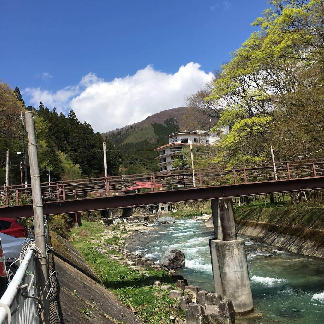 木下あゆ美さんのインスタグラム写真 - (木下あゆ美Instagram)「オールアップしたその足で群馬の義実家へ向かってGWへ。 大自然で温泉三昧♨️！！ めちゃくちゃ痛かった腰も温泉に浸かったら良くなっちゃった🤗  ただ長男は絶不調…😔 お腹の調子が悪く、夜中に痛い痛いと起きるくらい。治ってきたと思ったら蕁麻疹で痒い！  私の仕事が入るとイレギュラーな事が続くうえに、そのまま義実家でワガママもあんまり言えずストレスが溜まったのかと…😓 ごめんよ、息子。ただ母はめちゃくちゃ癒されたよ。  #群馬良いとこ #温泉三昧 #腰痛治ったのはビックリ #次男はじじばばに可愛がられご満悦 #チョコをコチョと言う」5月5日 11時21分 - ayumi_kinoshita13121982