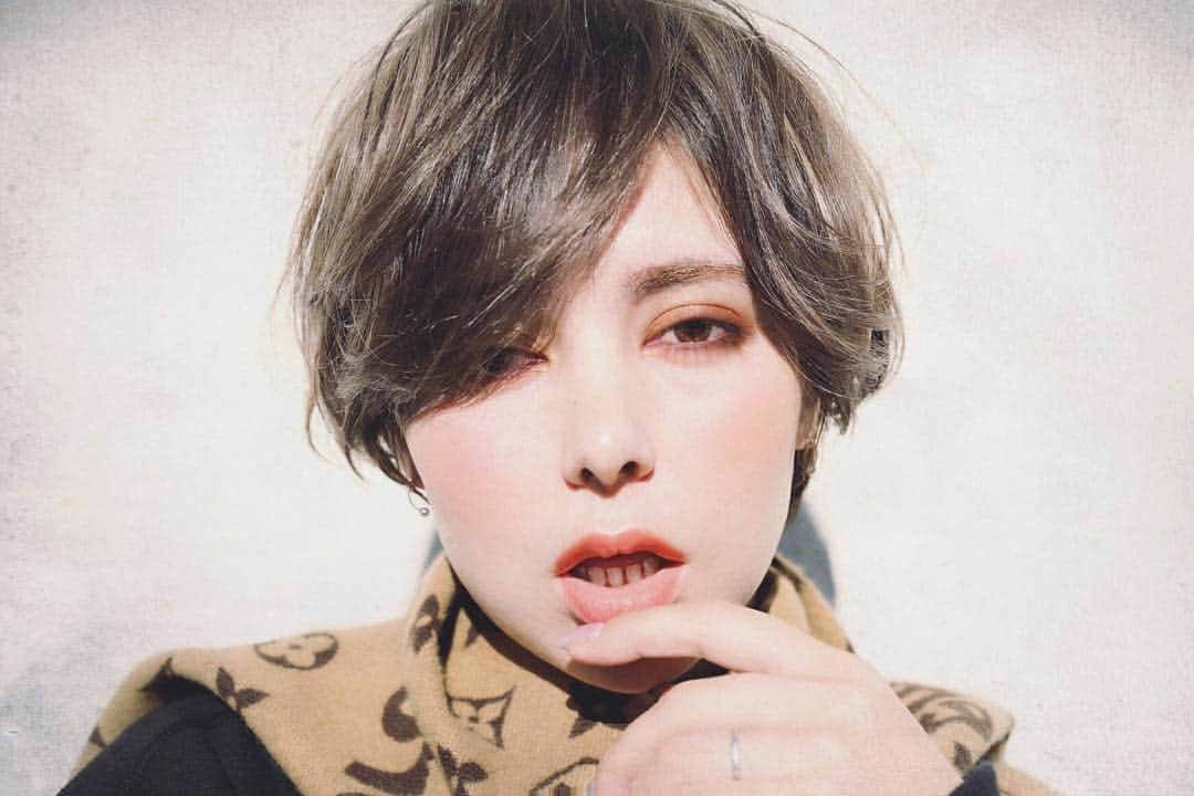 渡部幸也のインスタグラム：「前髪長めのショートスタイルだからこそ、アイメイク濃いめにしても女度が上がって可愛いですよ🙆‍♂️ ゴールデンウィーク中もたくさんのご予約、本当にありがとうございます✨ 連休も後2日❗️ サロンは空けておりますので、皆様からのご予約お待ちしています😊  #ヘアスタイル #ヘア #髪型 #ヘアカタログ #ヘアセット #ヘアアレンジ #パーマ #カラー #ヘアカラー #hair #恵比寿美容院 #代官山美容室 #代官山美容院 #美容学生 #サロン #中目黒美容室 #中目黒美容院 #恵比寿美容室 #サロンモデル #lala__hair #ヘアメイク #hpb_hair #中目黒 #代官山 #恵比寿 #渋谷 #ar_magazine #murua #emoda #snidel」