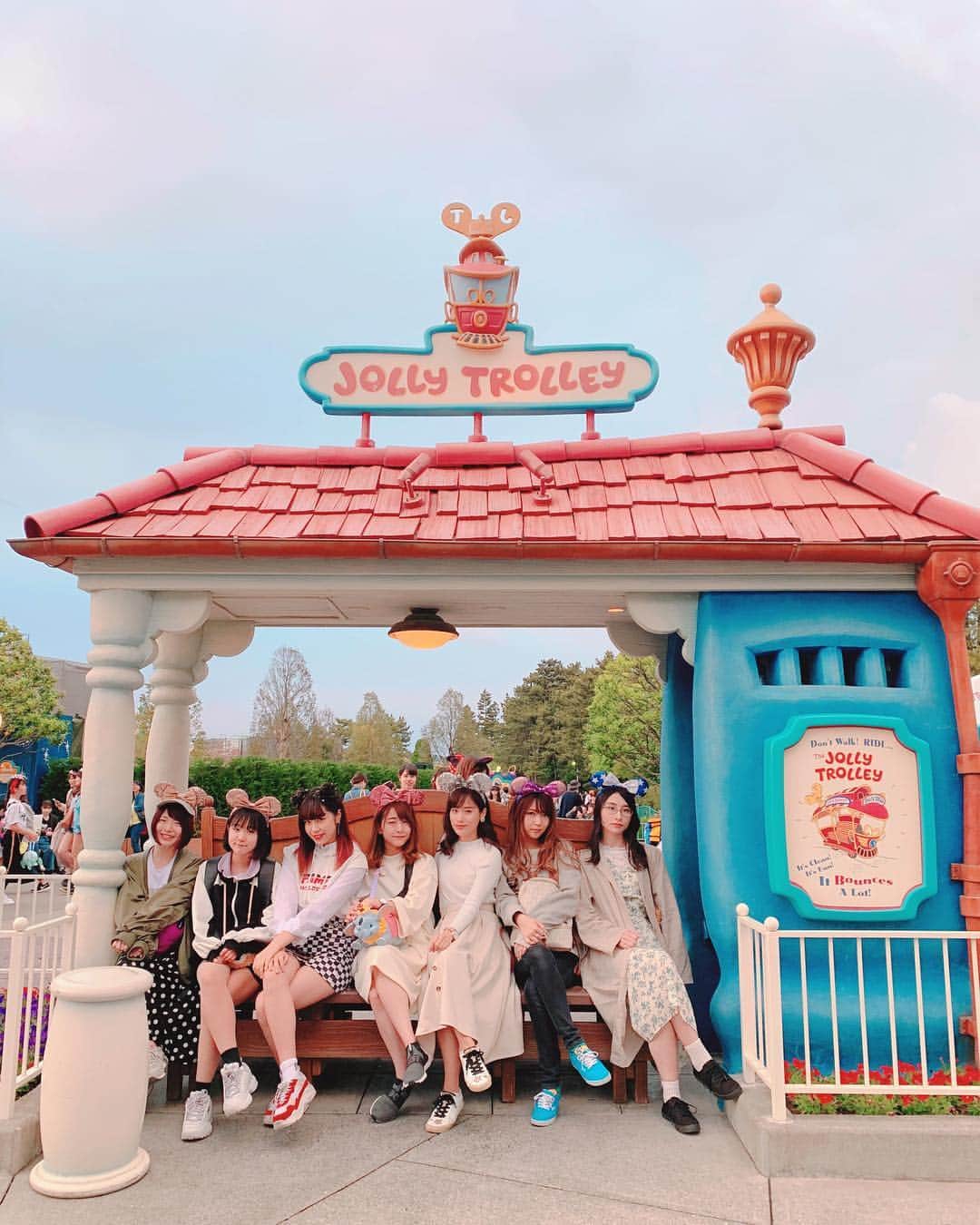 秋山ゆずきのインスタグラム：「. . .  あ〜昨日は楽しかったな夜明けまで‬ ‪君と、いっぱい笑っただから‬ ‪もう眠いよ︎☺︎‬ . . #EVERYDAYS #ディズニーランド #TDR #夢の国」
