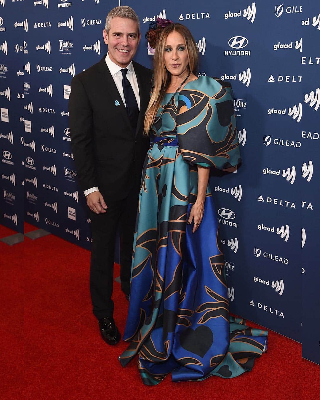 Just Jaredさんのインスタグラム写真 - (Just JaredInstagram)「@sarahjessicaparker supports her friend @bravoandy while attending the GLAAD Media Awards! #SarahJessicaParker #AndyCohen #GLAADawards Photos: Getty」5月5日 11時30分 - justjared