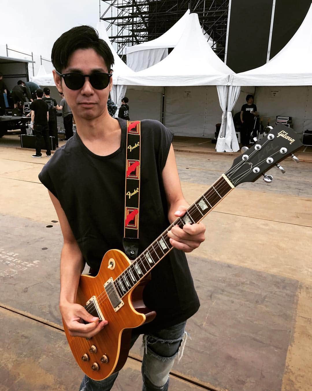Kuboty のインスタグラム：「JAPAN JAMお疲れ様でした！！！ ワイのTOTALFAT脱退発表後の初ライブ&ORANGE RANGEのビバ☆ロックでセッション、どちらもめちゃくちゃいい経験と思い出になりました。 あと半年、TOTALFATのライブを一本一本噛み締めて骨の髄までしゃぶり尽くしたいと思います、よろしくお願いします。 #totalfat #orangerange #japanjam #昨日のセッションおれだけだったんかい #gibsonのレスポールにfenderのストラップ #adidasのパンツにnikeのスニーカーを合わせるに近い行為 #沖縄の人なら何でもオッケー #クボティも沖縄タイムで生きる人間 #鮎川誠 #アラフィフになったらレスポールカスタム #チューナーは使わない #レスポールの色は服に合わせて決める #年賀状送り合う #おれの大好きなギタリスト」