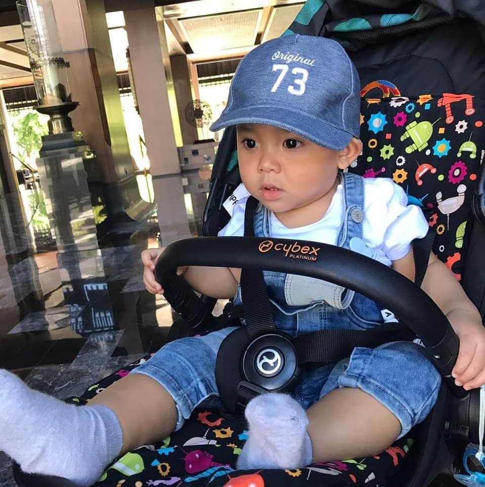 Vicky Shuさんのインスタグラム写真 - (Vicky ShuInstagram)「Plirak plirik @abimanyu_manggala  #9monthsold  Stroler @cybexindo Ini aku dapetnya di @birdsnbeesbaby Dari waktu aku masih hamil. Udah pernah aku review dulu. Dan ternyata sampai sekarang menjadi salah satu andalan. Designnya lucu dan kece biasanya aku pakai kalau lagi santai butuh stroler yang ga terlalu besar atau kecil dan bisa bawa barang ataupun belanjaan. Kalau buat traveling sih memang cuma bisa sampai depan pintu pesawat. Biasanya aku pakein cover tas stroler gitu trus bisa diambil pas mendarat di tempat pengambilan bagasi atau ya depan pintu pesawat tergantung kebutuhan hehe.」5月5日 11時40分 - vickyshu