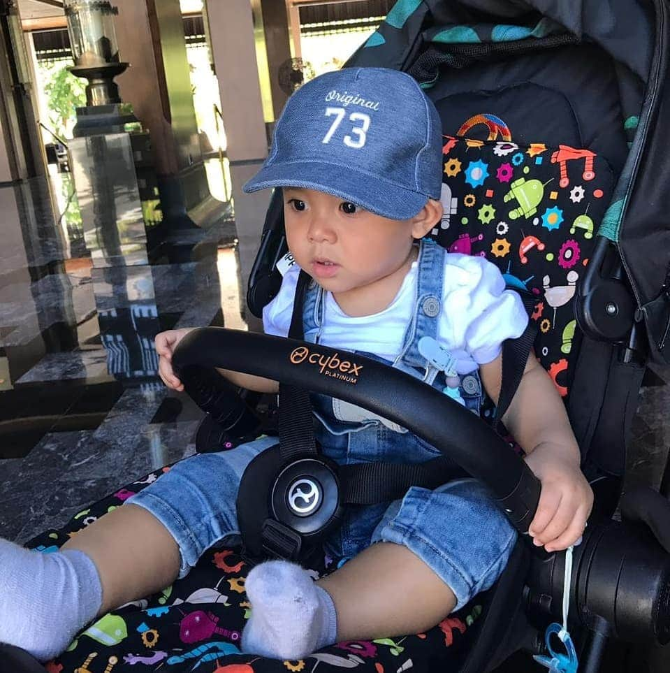 Vicky Shuさんのインスタグラム写真 - (Vicky ShuInstagram)「Plirak plirik @abimanyu_manggala  #9monthsold  Stroler @cybexindo Ini aku dapetnya di @birdsnbeesbaby Dari waktu aku masih hamil. Udah pernah aku review dulu. Dan ternyata sampai sekarang menjadi salah satu andalan. Designnya lucu dan kece biasanya aku pakai kalau lagi santai butuh stroler yang ga terlalu besar atau kecil dan bisa bawa barang ataupun belanjaan. Kalau buat traveling sih memang cuma bisa sampai depan pintu pesawat. Biasanya aku pakein cover tas stroler gitu trus bisa diambil pas mendarat di tempat pengambilan bagasi atau ya depan pintu pesawat tergantung kebutuhan hehe.」5月5日 11時40分 - vickyshu