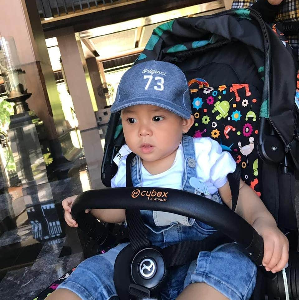 Vicky Shuさんのインスタグラム写真 - (Vicky ShuInstagram)「Plirak plirik @abimanyu_manggala  #9monthsold  Stroler @cybexindo Ini aku dapetnya di @birdsnbeesbaby Dari waktu aku masih hamil. Udah pernah aku review dulu. Dan ternyata sampai sekarang menjadi salah satu andalan. Designnya lucu dan kece biasanya aku pakai kalau lagi santai butuh stroler yang ga terlalu besar atau kecil dan bisa bawa barang ataupun belanjaan. Kalau buat traveling sih memang cuma bisa sampai depan pintu pesawat. Biasanya aku pakein cover tas stroler gitu trus bisa diambil pas mendarat di tempat pengambilan bagasi atau ya depan pintu pesawat tergantung kebutuhan hehe.」5月5日 11時40分 - vickyshu