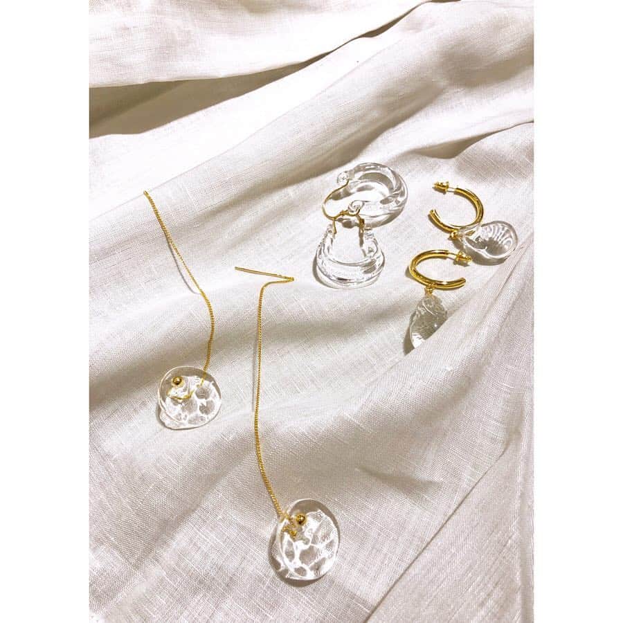 NOBLEさんのインスタグラム写真 - (NOBLEInstagram)「スタッフにも大人気！ 今季 注目のガラス小物で夏を先取り accessories「JAMIRAY」 右から時計回り Baroque Earrings Glass ¥20.000(+tax) Long american Earrings ¥17.000(+tax) Shelfish Earrings Glass ¥31.000(+tax)  #new#spring#summer#accessories#earings#fashion#instagood#instafashion#jamiray#noble#baycrews#アクセサリー#ガラス#ピアス#ノーブル#ベイクルーズ」5月5日 11時41分 - noble.jp