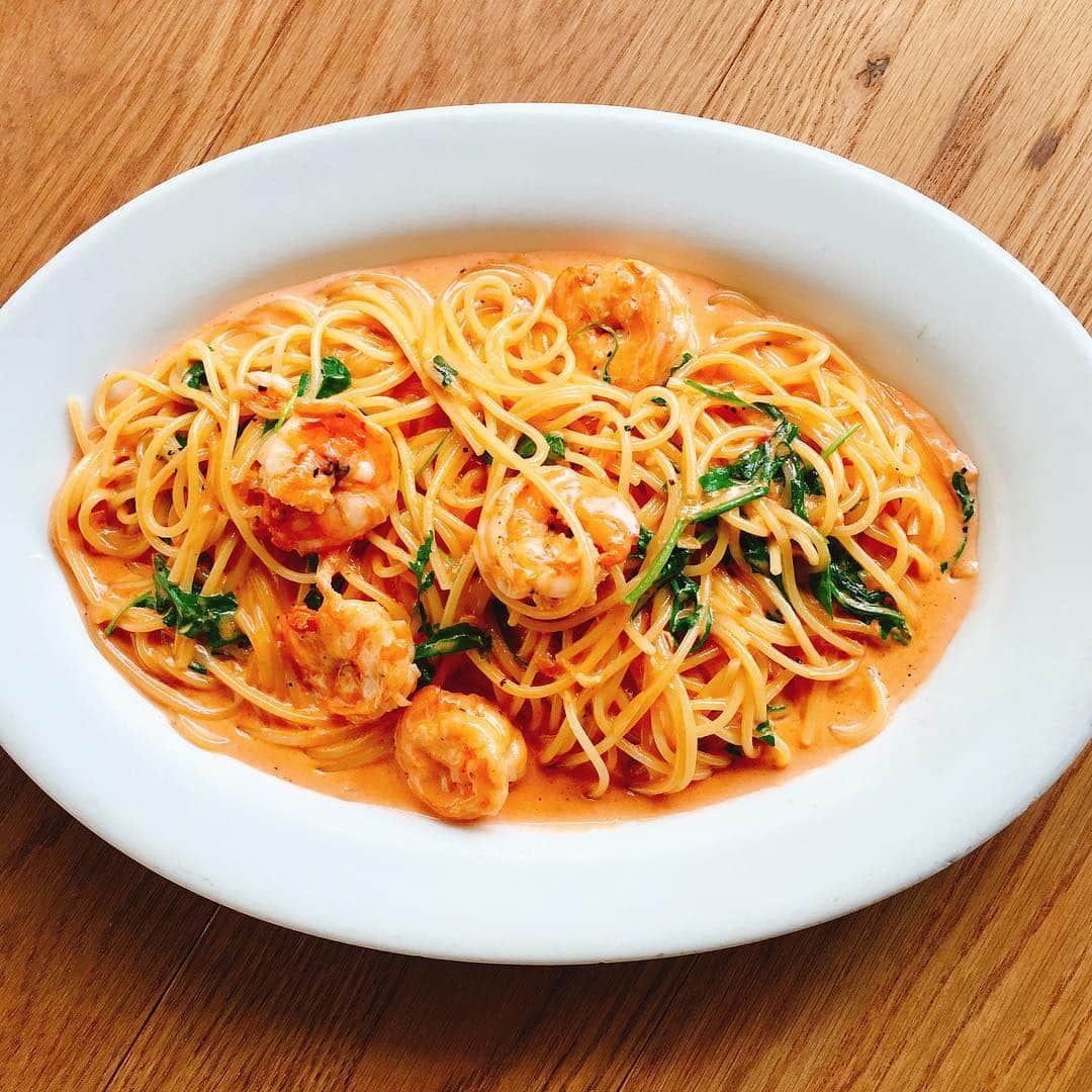 のインスタグラム：「Tomato Cream Pasta with Kauai Shrimp🍝 #dailylunch  実はスタッフのまかない料理からon menu!!! クリームの甘みとトマトの酸味が絶妙🍅5／5、14、15日予定。 #tomatopasta #tomatocreampasta #waikikilunch #waikikirestaurant #hawaiianfood #hawaiianrestaurant #kauaishrimp #hawaiigourmet #honolulufoodies #hawaiifoodfinds #hawaiisbestkitchens #ハワイグルメ #トマトパスタ #ワイキキグルメ #ワイキキランチ #日替りランチ」