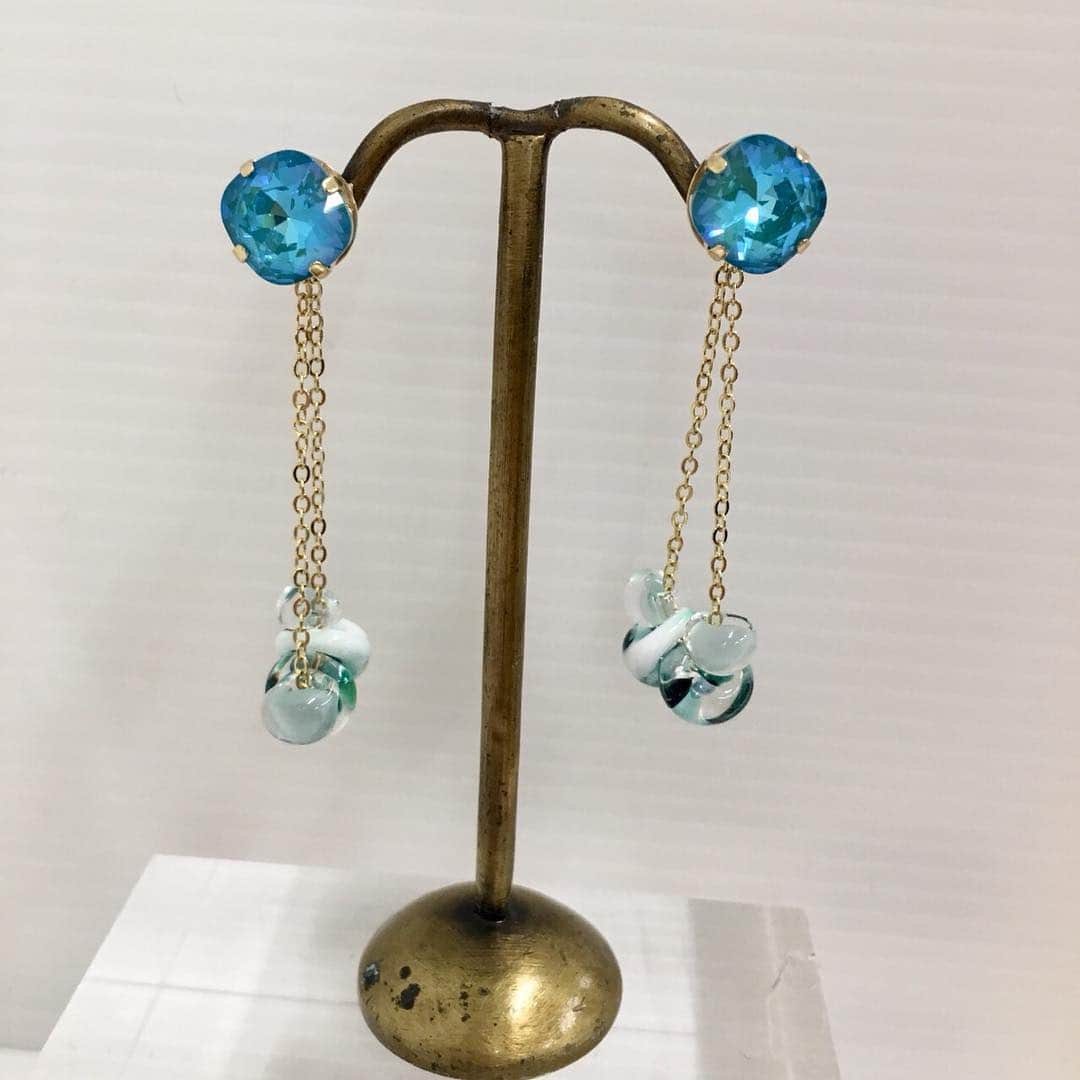 パーツクラブ Partsclub スタッフオリジナル商品さんのインスタグラム写真 - (パーツクラブ Partsclub スタッフオリジナル商品Instagram)「🌼仙台クリスロード店スタッフ作品🌼 . . 新商品ティアドロップビーズを使って涼しげで可愛いらしい作品を作りました！😇 . . 革ひもやメタルフープなどと相性抜群👌🏻✨ . . 夏、これからにピッタリな作品を作ってみませんか？ . . 是非、店頭でご覧下さい💓 . 😌店舗により取り扱い商品が異なります😌 . . partsclub仙台クリスロード店 ☎️022-263-5082 . . #partsclub#パーツクラブ#ハンドメイド#ティアドロップビーズ#仙台#手作り#夏物アクセサリー」5月5日 11時59分 - partsclub_staff