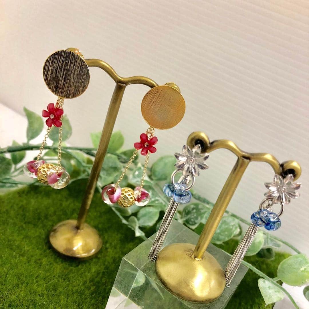 パーツクラブ Partsclub スタッフオリジナル商品さんのインスタグラム写真 - (パーツクラブ Partsclub スタッフオリジナル商品Instagram)「🌼仙台クリスロード店スタッフ作品🌼 . . 新商品ティアドロップビーズを使って涼しげで可愛いらしい作品を作りました！😇 . . 革ひもやメタルフープなどと相性抜群👌🏻✨ . . 夏、これからにピッタリな作品を作ってみませんか？ . . 是非、店頭でご覧下さい💓 . 😌店舗により取り扱い商品が異なります😌 . . partsclub仙台クリスロード店 ☎️022-263-5082 . . #partsclub#パーツクラブ#ハンドメイド#ティアドロップビーズ#仙台#手作り#夏物アクセサリー」5月5日 11時59分 - partsclub_staff