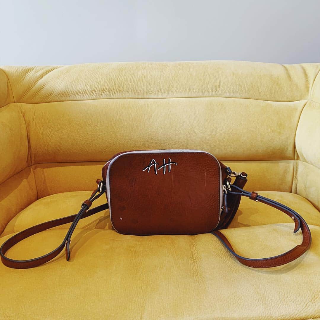 The Horseさんのインスタグラム写真 - (The HorseInstagram)「In love 😍 live hand painted monogramming service for one day only. Featured above is the Double Zip Crossbody in Tan. Don’t forget to enter our competition to WIN your very own.  This is happening now Manly Beach til 2:30pm today.  #livemonogramming #thehorsemanlybeach」5月5日 11時41分 - the_horse
