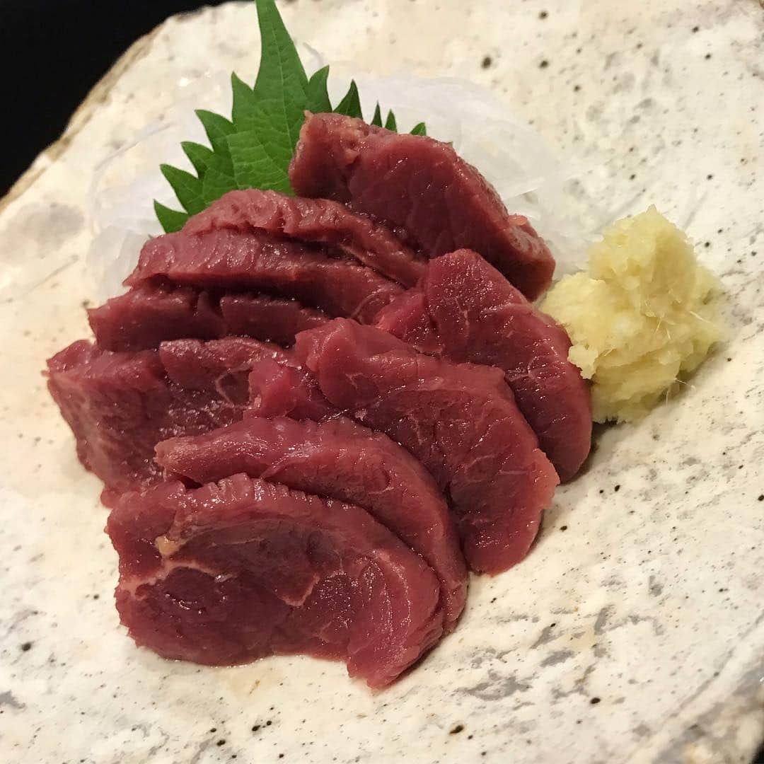 のインスタグラム：「. 松本市も美味しいものがいっぱい🤤 そのうちの１つ、馬肉も美味しくて有名！ ここ「きく蔵」の馬刺しはフィレだから、赤身でめちゃくちゃ柔らかく、濃厚な味わい❤︎ 間違いなく私史上No. 1馬刺しに認定されました😋 . . . #馬肉大好き #馬刺し大好き #フィレ刺し #柔らかくて口のなかで溶ける #私史上ナンバーワン #ヒレ酒やばい #筍まんじゅう #うど汁も最高 #氷見うどんで〆 #ごちそうさまでした @ranger_aoyama #今度松本行く時一緒に行こ #アニの運転で #気になるお店発見 #教えてあげるから #😋」