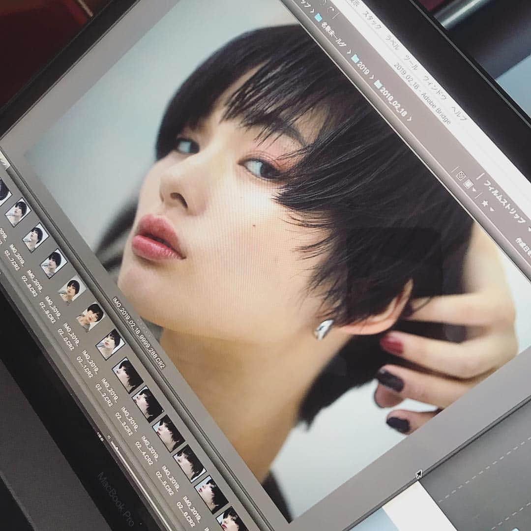 野口和弘のインスタグラム：「CYAN issue021に載ってるよー みんな見てねー @cyanmagazine .  hair @cieca.noguchi  make @cieca.omc . #cyan#cieca.#hairstyle#haircolor#shorthair#bobhair#longhair#fashion #hairarrange#ショートボブ#ショートヘア#ボブスタイル#ボブウルフ#ハイライト#ハイトーン#ブリーチ#グレージュ#ヘアアレンジ#グラデーションカラー#シースルーバング#アクセサリーバング#ヘアカラー#ヘアカタログ#ヘアセット#外国人風#表参道#原宿#美容室」