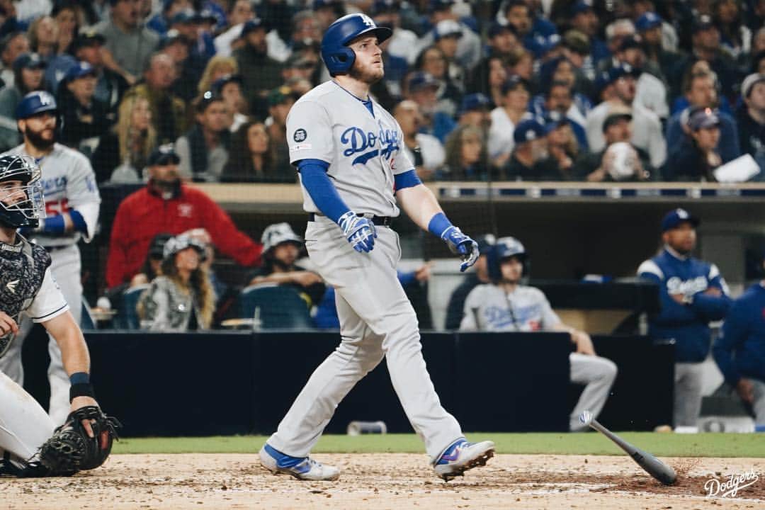 Los Angeles Dodgersさんのインスタグラム写真 - (Los Angeles DodgersInstagram)「DROP THE BAT AND WATCH IT FLY BECAUSE THAT BALL WAS CRUSHED TO THE MAX.  Swipe ⬅️ to watch the video.」5月5日 11時56分 - dodgers