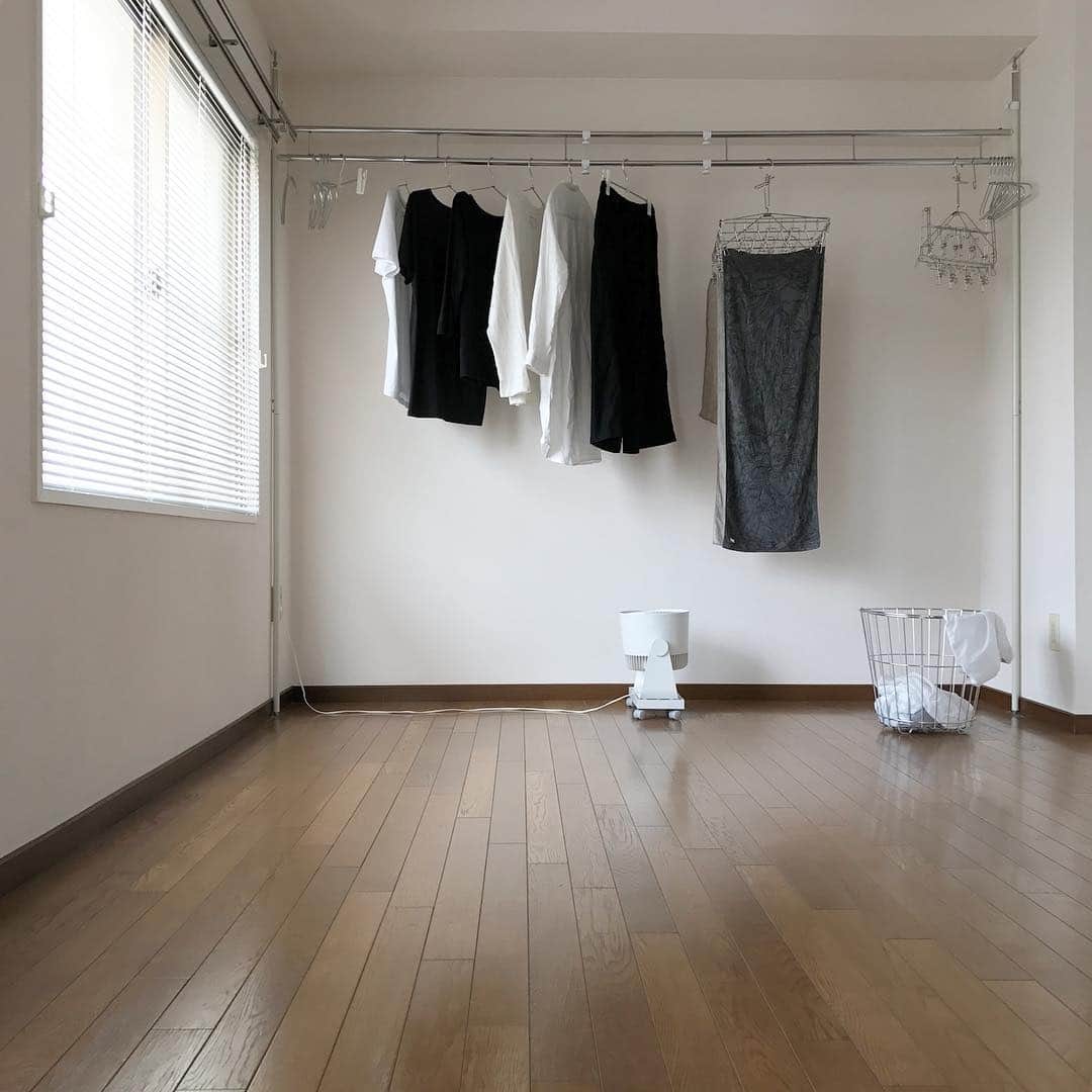 Kozue Picさんのインスタグラム写真 Kozue Picinstagram サーキュレーター 遠目で見るとこんな感じ𖠂 シンプルな暮らし 持ちすぎない暮らし 赤ちゃんのいる暮らし ミニマリスト 断捨離 部屋干し 突っ張り棒 サーキュレーター 無印良品 5月5日