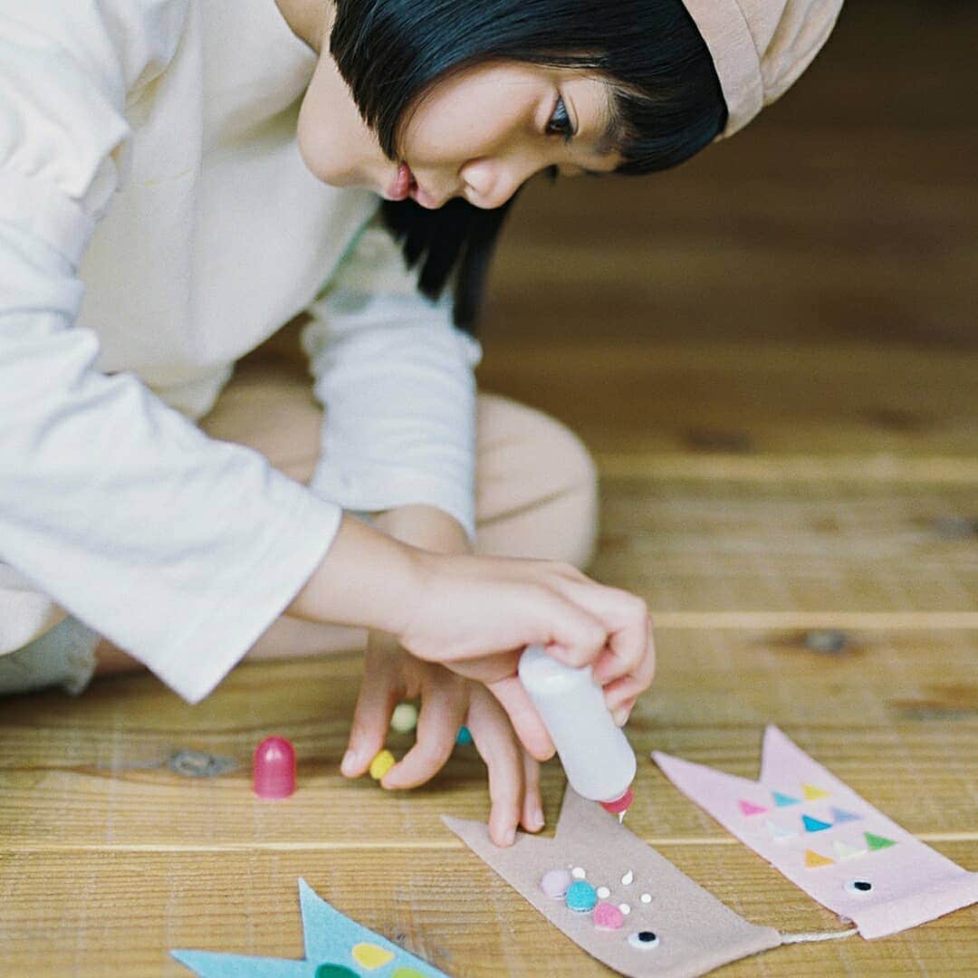 のインスタグラム：「フェルトでこいのぼりをつくったよ。これなら、お家の中にもかざれちゃうね。 . つくりかた ・好きな色のフェルトと、ひもを用意します。 ・フェルトをこいのぼりのかたちに切って、頭の部分をボンドでひもにくっつけます。 （ひもをフェルトで巻き込むようにしてくっつけると丈夫になります！） ・フェルトやポンポンで目やうろこをつけたら、完成！ . #こどもの日 #こいのぼり #こいのぼりガーランド #フェルトのおもちゃ #手づくり #ハンドメイド #DIY #ゴールデンウィーク #GW #こども #遊び #May . #💚 #グリーンダカラ #ダカラちゃんムギちゃんの季節のおたより」