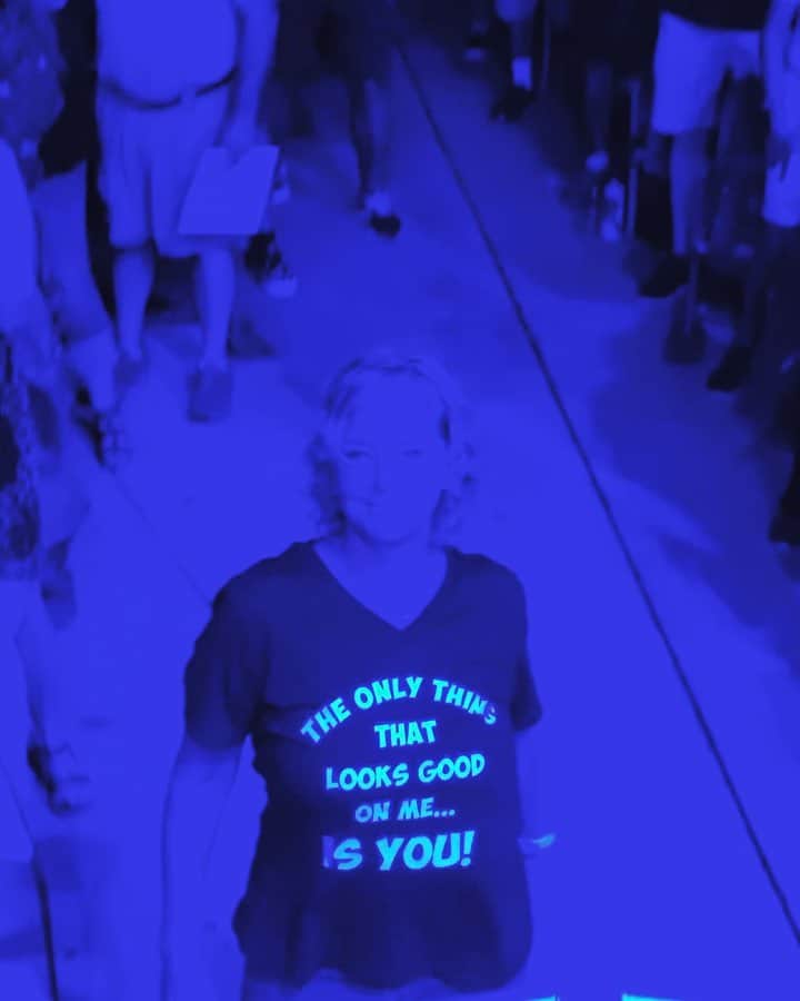 ブライアン・アダムスのインスタグラム：「Tonight in Charlotte, NC doing her own thing during “the only thing that looks good on me is you” #audiencedancing #audience #bryanadamsshinealight」