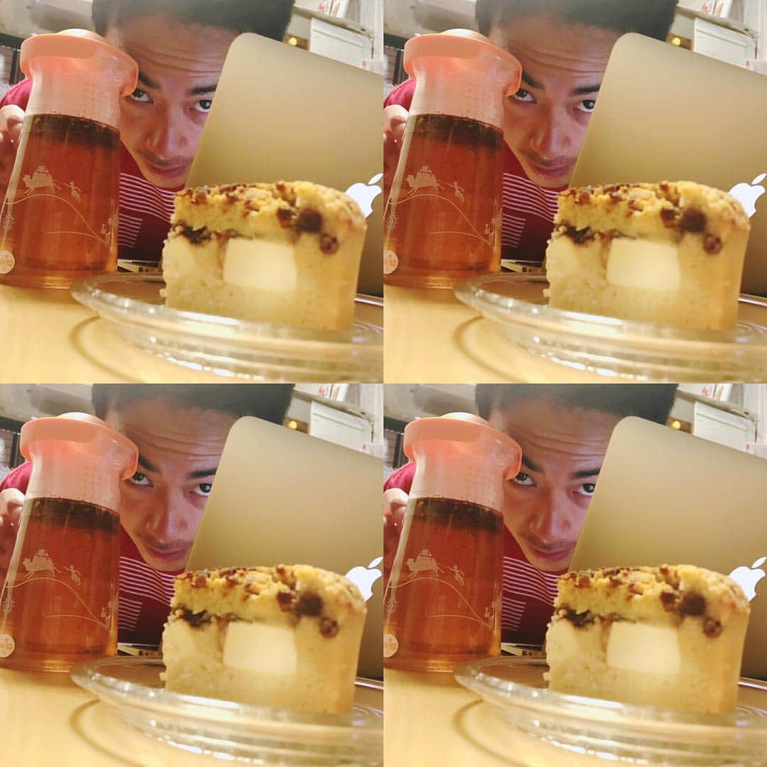 岡村咲さんのインスタグラム写真 - (岡村咲Instagram)「一昨日の夜主人に手伝って貰いながら久しぶりに作ったケーキ🍰💗卵、小麦不使用。生地には乳製品も不使用ですが、悪の私の要望で、りんごを入れる予定を変更し、なんと、あんことクリームチーズを入れちゃいました😂めちゃめちゃ美味しー！そして、トップにはクランブル(こちらも手作り)です✨ムキムキの食いしん坊さんが狙ってます😂ぽっちゃりの食いしん坊さんはケーキを撮るのに必死で隙だらけだったようですね📸次はちゃんとリンゴで作ります！#saki_foodallergy #グルテンフリー #卵不使用 #小麦不使用 #saki_foodallergy」5月5日 12時08分 - sakiokamura_official