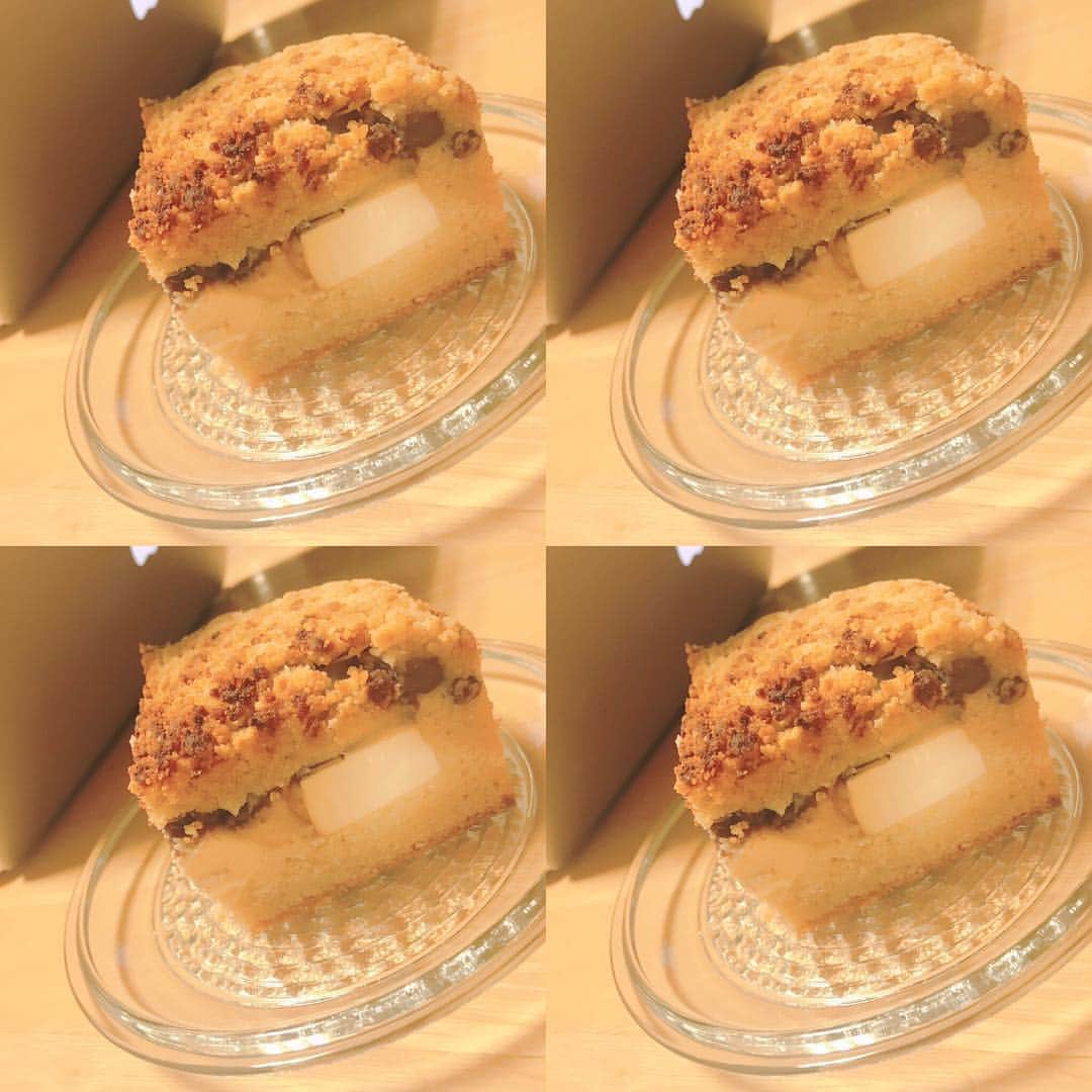 岡村咲さんのインスタグラム写真 - (岡村咲Instagram)「一昨日の夜主人に手伝って貰いながら久しぶりに作ったケーキ🍰💗卵、小麦不使用。生地には乳製品も不使用ですが、悪の私の要望で、りんごを入れる予定を変更し、なんと、あんことクリームチーズを入れちゃいました😂めちゃめちゃ美味しー！そして、トップにはクランブル(こちらも手作り)です✨ムキムキの食いしん坊さんが狙ってます😂ぽっちゃりの食いしん坊さんはケーキを撮るのに必死で隙だらけだったようですね📸次はちゃんとリンゴで作ります！#saki_foodallergy #グルテンフリー #卵不使用 #小麦不使用 #saki_foodallergy」5月5日 12時08分 - sakiokamura_official