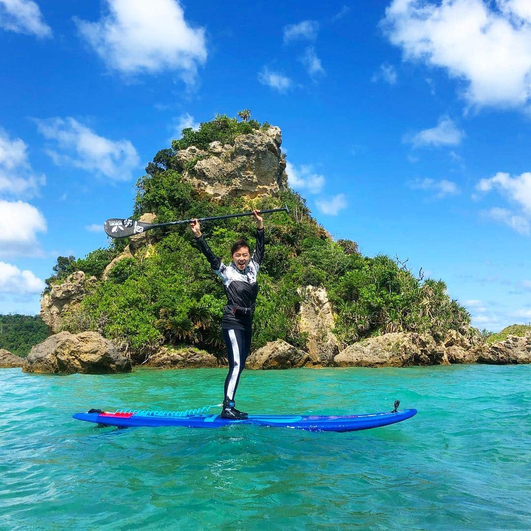 田中律子さんのインスタグラム写真 - (田中律子Instagram)「私の全身細胞全てで、五感をフルに使って最幸な笑顔で遊ぼう🌞  自分の中でピンッときたインスピレーション、沸き起こるイマジネーションをどんどん形にしてこ🤙  この大自然の美しさ 、楽しさを体験、体感しつくすぞー🙌そして私の中で感じたこと、芽生えた感覚、それを形にして伝えていく🌞私にしかできないことを、私がこの世に生まれた意味を、この仕事をしていることを、表現者として、形にしてこ🤙さて令和も全身全霊で大自然と繋がって遊び尽くすぞ🌞  #okinawa #mysweethome  #beachlifestyle  #savetheearth  #気づきをありがとう  #新月  #アファメーション  #引き寄せの法則」5月5日 12時23分 - ri2kotanaka