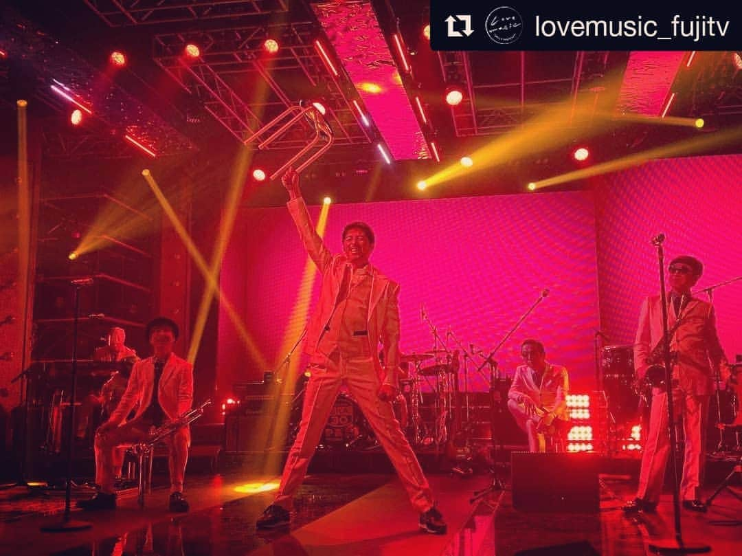 谷中敦さんのインスタグラム写真 - (谷中敦Instagram)「椅子フレディーw #Repost @lovemusic_fujitv ・・・ ﻿東京スカパラダイスオーケストラさんから﻿ オフショット頂きました😎🥳﻿ ﻿ 5/5 夜24:30〜放送﻿ ※地域によって放送日時が異なります。﻿ 各放送局のHPにてご確認下さい。﻿ ﻿ 🎸🎺﻿ #東京スカパラダイスオーケストラ﻿ #スカパラ﻿ #デビュー30周年イヤー﻿ #NARGO #Trumpet﻿ #北原雅彦 #Trombone﻿ #GAMO #Tenorsax﻿ #谷中敦 #Baritonesax﻿ #加藤隆志 #Guitar﻿ #川上つよし #Bass﻿ #沖祐市 #Keyboards﻿ #大森はじめ #Percussion﻿ #茂木欣一 #Drums﻿ #最多出演 #ありがとうございます﻿ #Lovemusic﻿ #ラブミュージック﻿ #フジテレビ」5月5日 12時18分 - a.yanaka