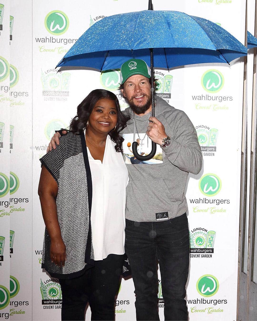 Just Jaredさんのインスタグラム写真 - (Just JaredInstagram)「@octaviaspencer supports her friend @markwahlberg at the London opening of @wahlburgers! #OctaviaSpencer #MarkWahlberg Photo: WENN」5月5日 12時33分 - justjared