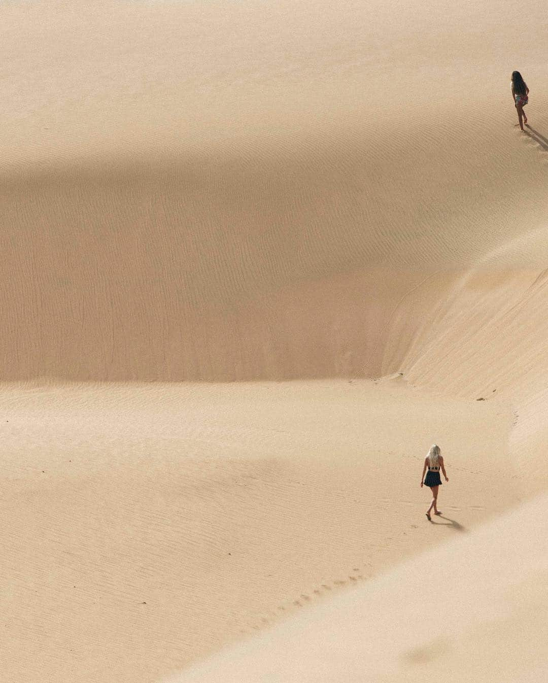 ローラ・エンバーさんのインスタグラム写真 - (ローラ・エンバーInstagram)「Surf checks in the desert 🐪 🇲🇦#knowthefeeling @woodygphoto」5月5日 12時26分 - lauraenever