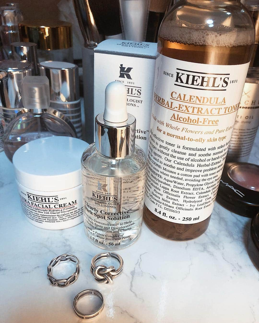 関本香里さんのインスタグラム写真 - (関本香里Instagram)「ㅤㅤㅤ スキンケアを #kiehls に🌼💕 右から、化粧水・美容液・保湿クリーム 化粧水は、キールズで1番定番のやつ。 美容液は美白美容液だからシミが気になるわたしにとっても丁度いい🙏 保湿クリームは多分知ってる人も多い人気の保湿クリーム。 日焼け対策を今までちゃんとしてこなかったから 今になって乾燥とシミがやばい...😨😨😨 ちゃんとケアします。 #skincare #キールズ #スキンケア」5月5日 12時34分 - kaori_sekimoto_