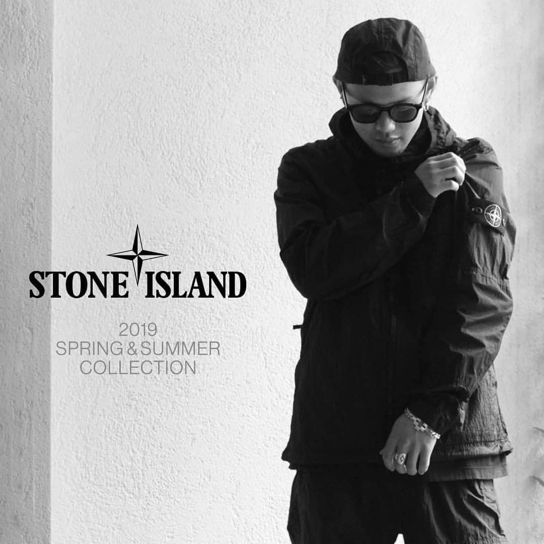 のインスタグラム：「. ＼ STONE ISLAND ARKnets Staff Styling ／ . 《 STONE ISLAND 》は1982年に誕生して以来「スポーツウェアの頂点へ」という志のもとに、絶え間ない研究と開発により衣服の可能性を追求しています。 . ■ITEM／STONE ISLAND／TOPS Name：NYLON METAL WATRO RIPSTOP BLOUSON Price：105,840円 （税込） . ■ITEM／STONE ISLAND／INNER Name：MERCERIZED 60/2 COTTON JERSEY T-SHIRTS Price：20,520円 （税込） . ■ITEM／STONE ISLAND／PANTS Name：NYLON METAL WATRO RIPSTOP PANTS Price：50,760円 （税込） . ■ITEM／STONE ISLAND／CAP Name：CAP IN NYLON METAL RIPSTOP Price：20,520円 （税込） . . 【 ARKnets Search／取り扱い店舗 】 FOLLOW US!! ／ @museum_ark . ■商品や通信販売に関しまして、 ご不明な点がございましたらお気軽にお問い合わせください。 . ----------------------------------- 【お問い合わせ】 ARKnetsコールセンター TEL：028-634-1212 ( 営業時間 12:00～19:00 ) ※店舗へ繋がりにくい場合には、こちらまでお問合せ下さい。 ------------------------------------- #arknets #museumark #栃木 #宇都宮 #styling #スタイリング #スタイル #fashion #ファッション #メンズファッション #stoneisland #stone_island #ストーンアイランド」