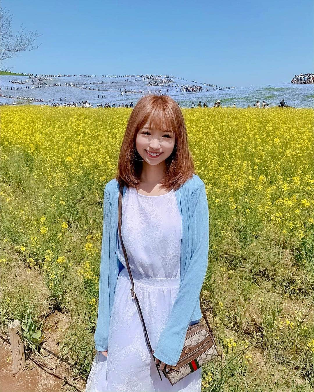 八鍬里美さんのインスタグラム写真 - (八鍬里美Instagram)「昨日、ひたち海浜公園でネモフィラを見てきたよ💠 すっごく綺麗で感動した🥺💕 空との境界線がわからなくなるくらい一面ブルー💠 天気も良くて気持ちよかったよ〜(^^*)💗 全部ブルーのネモフィラもかわいいんだけど、黄色の菜の花も写したら春っぽくてかわいい(⸝⸝⸝ᵒ̴̶̷̥́ ⌑ ᵒ̴̶̷̣̥̀⸝⸝⸝)♡*゜ 時間がなくてチューリップ🌷ゾーン見れなかったのが残念すぎるけど😢 . #ネモフィラ#ネモフィラの丘#みはらしの里#菜の花#ひたちなか#国営ひたち海浜公園#茨城県#春#初夏#季節を楽しむ#カーディガン#ブルー#青#GW#ミシェルマカロン#michellmacaron」5月5日 12時38分 - satomi_yakuwa