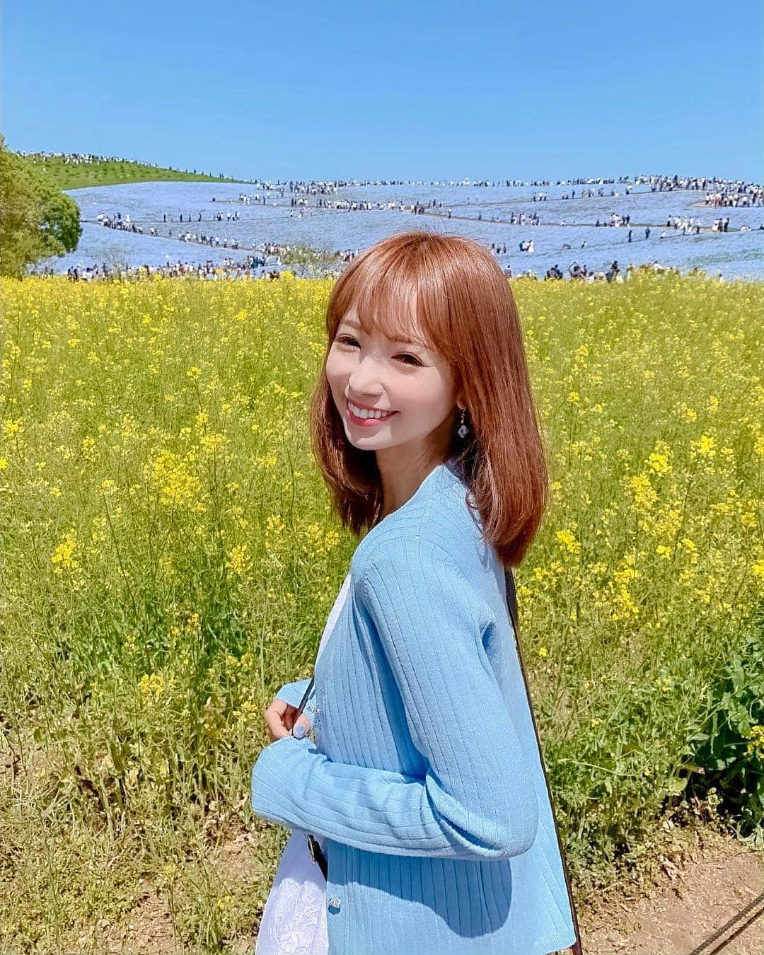 八鍬里美さんのインスタグラム写真 - (八鍬里美Instagram)「昨日、ひたち海浜公園でネモフィラを見てきたよ💠 すっごく綺麗で感動した🥺💕 空との境界線がわからなくなるくらい一面ブルー💠 天気も良くて気持ちよかったよ〜(^^*)💗 全部ブルーのネモフィラもかわいいんだけど、黄色の菜の花も写したら春っぽくてかわいい(⸝⸝⸝ᵒ̴̶̷̥́ ⌑ ᵒ̴̶̷̣̥̀⸝⸝⸝)♡*゜ 時間がなくてチューリップ🌷ゾーン見れなかったのが残念すぎるけど😢 . #ネモフィラ#ネモフィラの丘#みはらしの里#菜の花#ひたちなか#国営ひたち海浜公園#茨城県#春#初夏#季節を楽しむ#カーディガン#ブルー#青#GW#ミシェルマカロン#michellmacaron」5月5日 12時38分 - satomi_yakuwa