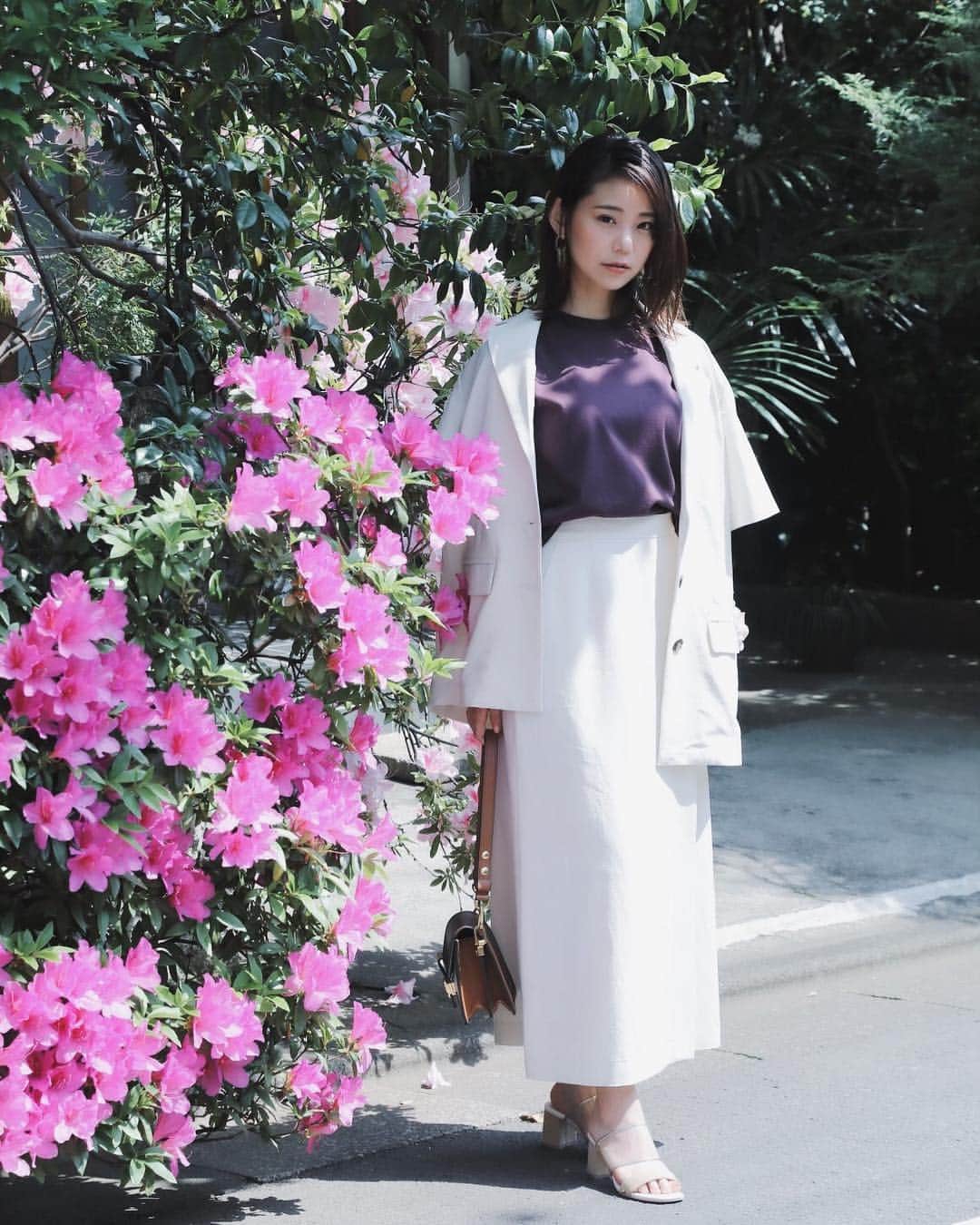 林村ゆかりのインスタグラム：「昨日お天気のいいうちに撮ってもらった🙌 渋め。 ツツジの季節ですね〜。😊 2枚目はgw感🍻3枚目は動画。 ⠀  今日はしっぽりとオフ会で歌います🎤ジャズ曲も。 ⠀ ⠀ #ootd #jilky セットアップ、太ももまでスリットあってセクシ。 #randa ⠀ ⠀ #cordinate #コーディネート#セットアップ#selfie#自撮り#夏コーデ #夏服#大人カジュアル#大人カジュアルコーデ#キレイめコーデ #きれいめカジュアル#takashihirama#ツツジ」