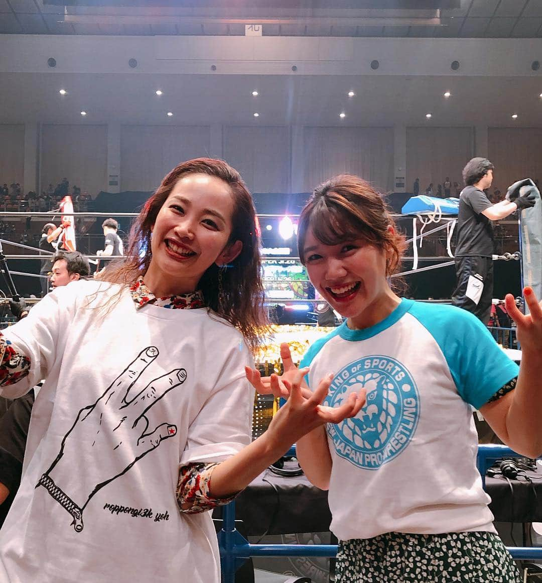 中上真亜子さんのインスタグラム写真 - (中上真亜子Instagram)「#オカダカズチカ ーーーっ🙌のポーズ🤭てことで昨日は黒田を誘って #レスリングどんたく2019 に行って来たよ🥺  1番前の近過ぎる席だったから、応援だけじゃなくて悲鳴をあげたり忙しかった🥰SHOさんもYOHさんもライガー先生も、かっこよかったー🥳❣️ .  強くなりたいと触発されてそのあとトレーニング🏃‍♀️ . #黒田なんまいTシャツ持ってんだよ #新日本プロレス #プ女子 #隣でずっともう死んでもいいですって言ってた #汗とか水とか飛んで来て喜んでた  さーーーこのあとは日曜版生放送❣️ 世界の横山先生の登場です🤭🌻」5月5日 12時51分 - maako_nakagami