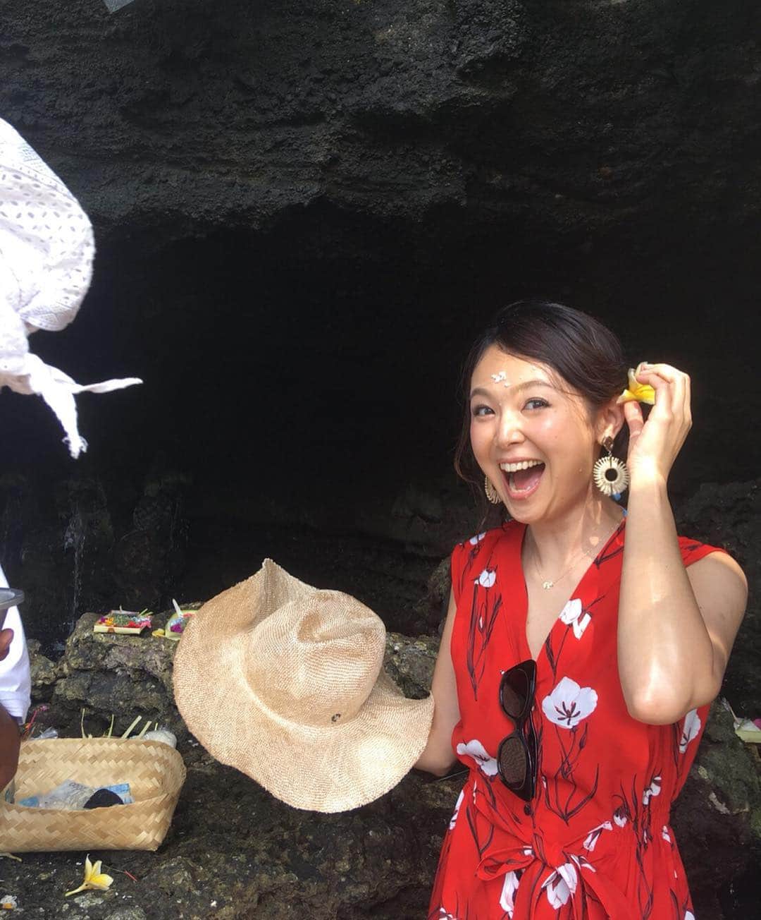 のインスタグラム：「無事に帰国して、次への旅に備えて慌ただしいGWを過ごしています。  改めて バリ 、シンガポール 良かったなぁ〜。 充電は必要。  写真はタナロット寺院でお清めの為に額にお米をつけていただき喜んでいるところ。 このお米は自然に全部とれるまで自分で払ったりしてとってはいけないらしく。 なんと私は夜までとれず🤣 なにかあなた額についてますが、、状態にw  でもこれでスッキリスッキリw  #gw #travel #vacation #bali #singapore #tanahlottemple#お清め#していただきましたが#この後転ぶ 🤣」
