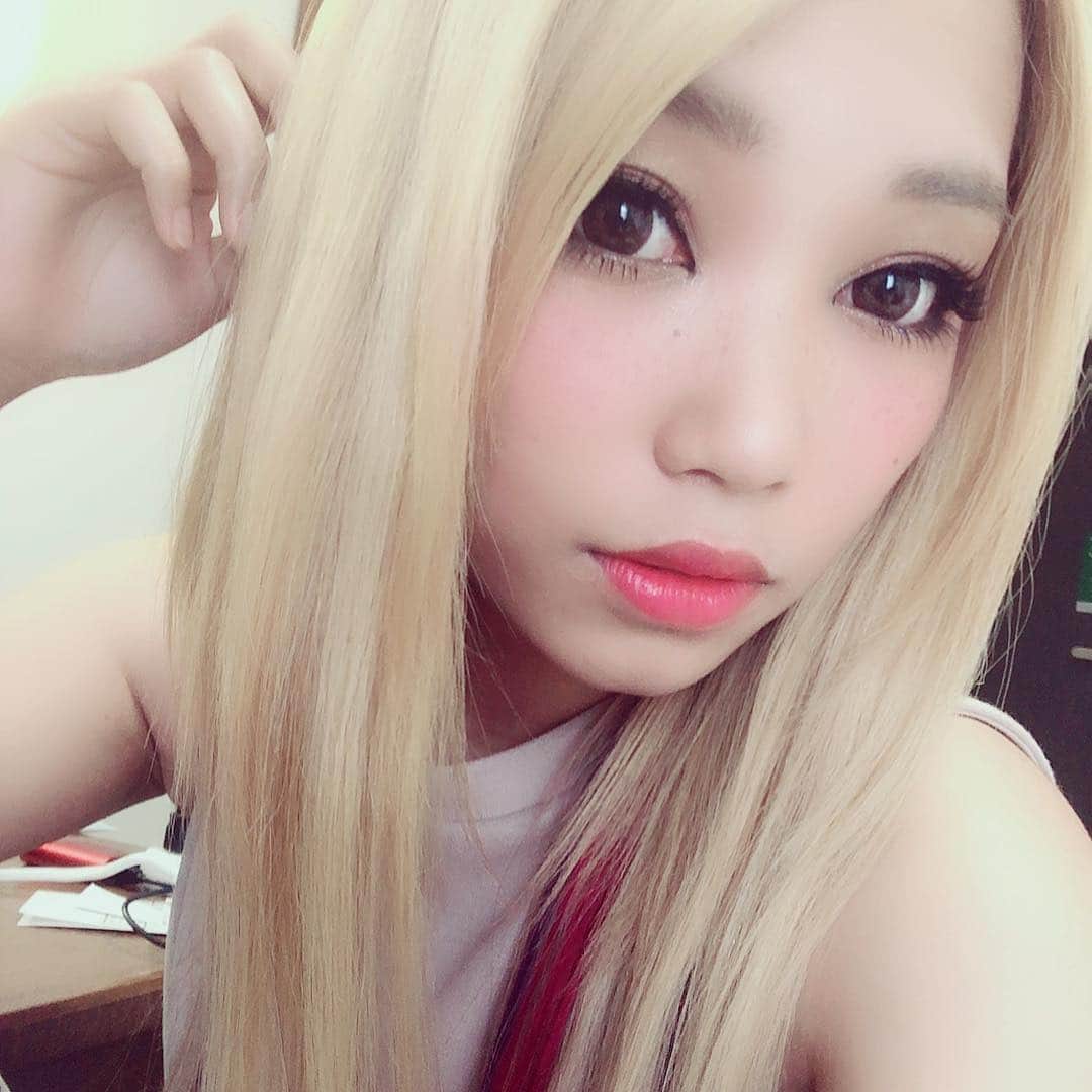 R!Nのインスタグラム：「今日は大阪！梅田クアトロで歌います！  Aldious Tour2019 "Evoke" ツアー6日目！ お待ちしております。  気合いメイクで臨む💄  #エクステアレンジ #エクステ #aldious #Toyama #tour #tour2019 #gal  #あるじゃんすー #RIN #Gemie #メイク好き #音楽 #singer #vocalist #tokyo #Evoke #Tour #ツアー #金髪 #blonde #instagood #followｍe #music #派手髪 #ロング #longhair #hair #梅田クアトロ #japan #大阪 #osaka」