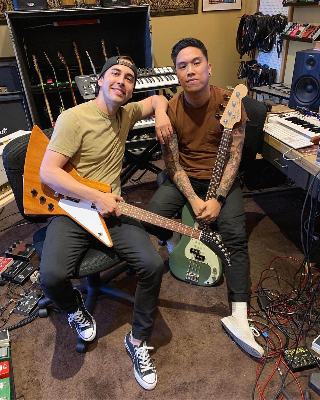ヴィック・フエンテスのインスタグラム：「Amigos de por vida @jessebarrera 🖤」