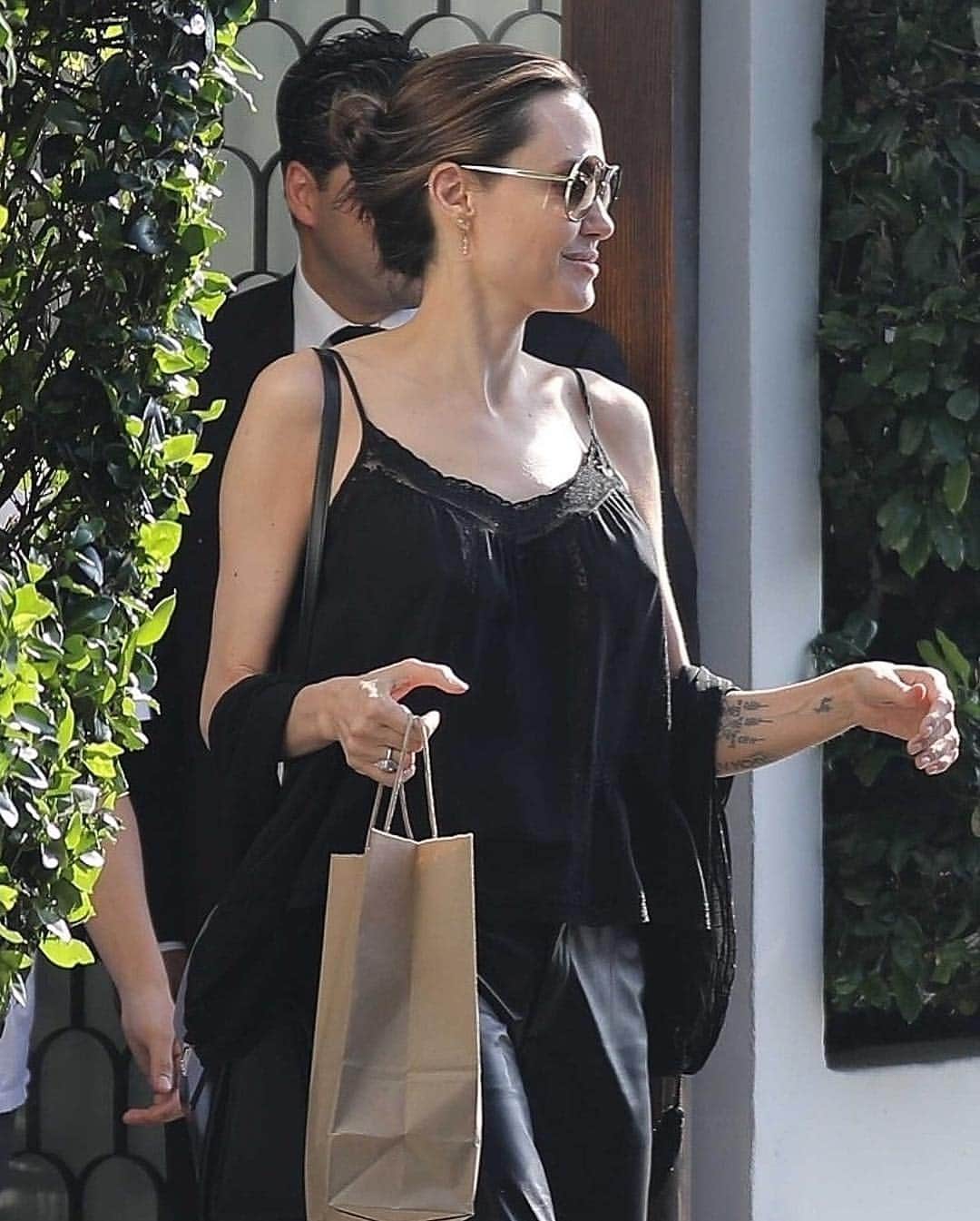 Just Jaredさんのインスタグラム写真 - (Just JaredInstagram)「Angelina Jolie steps out for a casual lunch with her son Pax. See more pics on JustJared.com! #AngelinaJolie Photos: Backgrid」5月5日 12時48分 - justjared