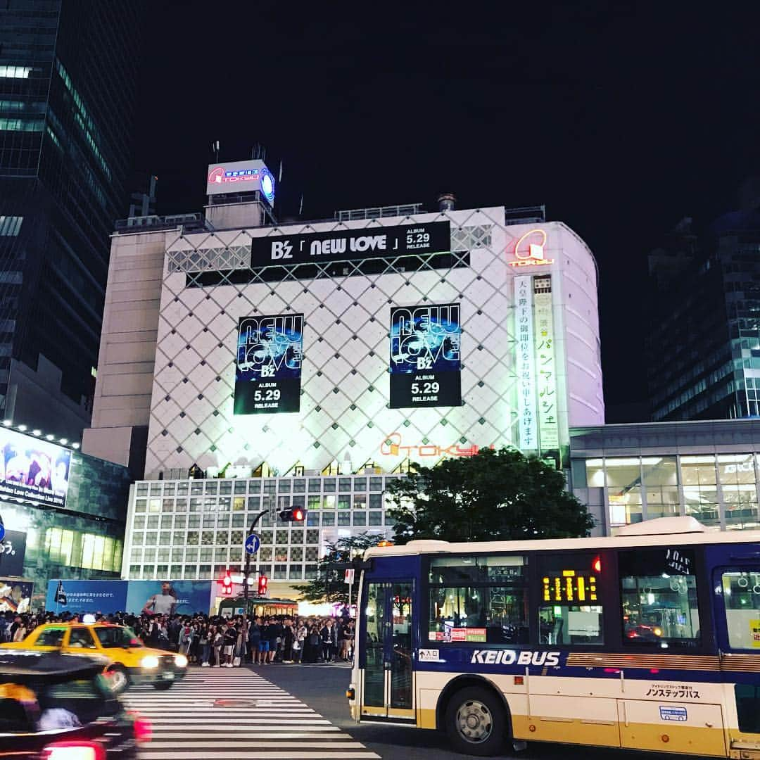 ハロー植田さんのインスタグラム写真 - (ハロー植田Instagram)「先日渋谷に稲葉さん！！ ♪君がいるなら戻ってこよう〜いつでもこの場所に〜（B’z『calling』より） #渋谷 #自撮り #bz #稲葉浩志 #かっこいい #ハロー植田 #目つぶり」5月5日 12時52分 - inababa178