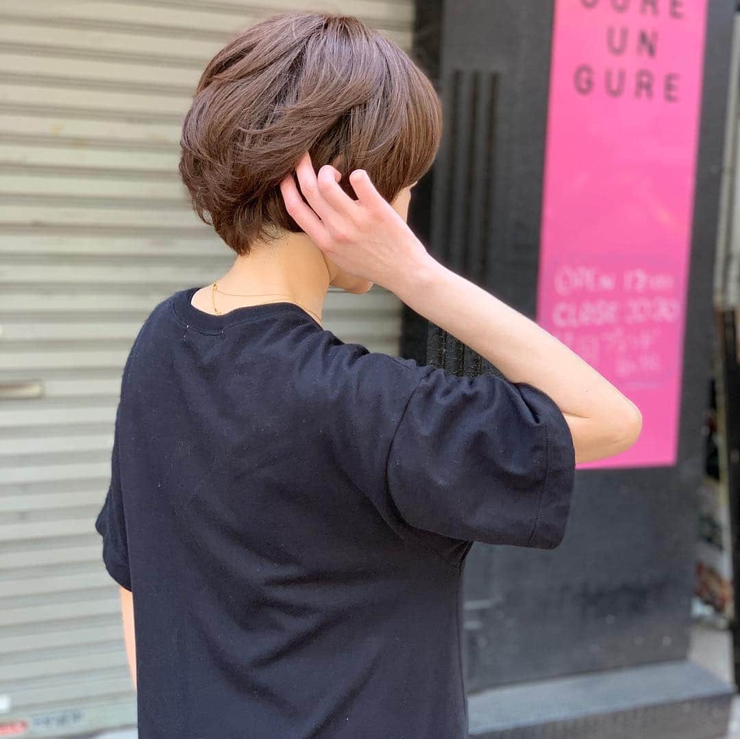 AQUADOLL アクアドールウィッグさんのインスタグラム写真 - (AQUADOLL アクアドールウィッグInstagram)「こんにちは☀️東京サロンの古川です😊 よくお客様に外でみるウィッグってどうみえるのか不安という声を頂く事が多いのでそんな不安にお答えさせて頂きます😄 私が試着してるウィッグはMIXの商品になるのですが太陽の光でみてもツヤ感も少なく頭皮もとっても自然です✨ 短いスタイルだと襟足の浮きが気になると言う声も頂くのですがアクアドールのウィッグはショートヘアーでも襟足の浮きは気になりません👍 これからの季節ショートは人気のスタイルになりますので気になる方は是非ご来店お待ちしております✨✨ pwm007 サイズ  S カラー  CBRM ¥ 46.224- #AQUADOLL#アクアドール#AQUADOLLVENUS#アクアドールヴィーナス#AQUADOLLウィッグ#アクアドールウィッグ#医療用ウィッグ#ウィッグ#wig#カツラ #かつら#ヘアー#hair#ヘアースタイル#hairstyle#抗がん剤#副作用#脱毛症#女装男子 #髪型 #医療ウィッグ#おかちまち #髪型#スナップ#ヘアスナップ#レディースヘア#ヘアカタログ#ショート#ショートヘア」5月5日 12時53分 - aquadollwig