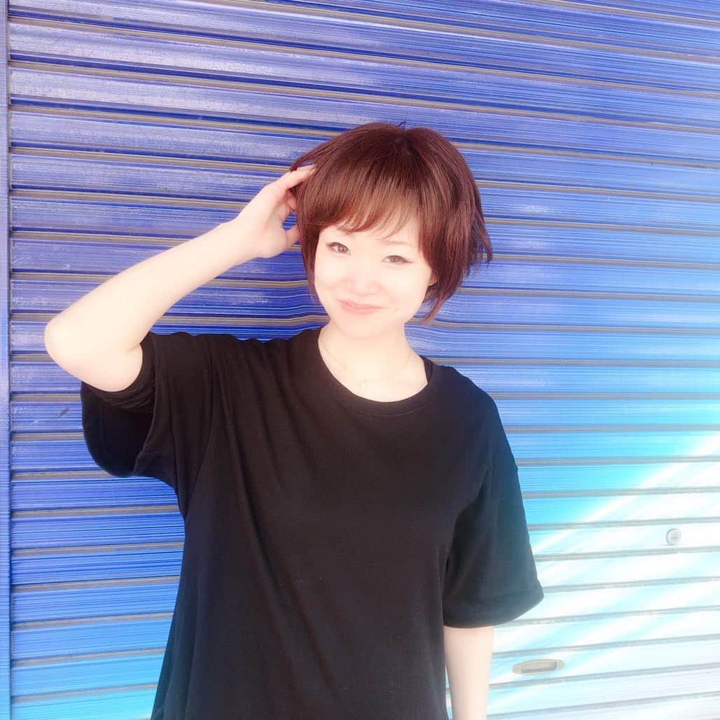 AQUADOLL アクアドールウィッグさんのインスタグラム写真 - (AQUADOLL アクアドールウィッグInstagram)「こんにちは☀️東京サロンの古川です😊 よくお客様に外でみるウィッグってどうみえるのか不安という声を頂く事が多いのでそんな不安にお答えさせて頂きます😄 私が試着してるウィッグはMIXの商品になるのですが太陽の光でみてもツヤ感も少なく頭皮もとっても自然です✨ 短いスタイルだと襟足の浮きが気になると言う声も頂くのですがアクアドールのウィッグはショートヘアーでも襟足の浮きは気になりません👍 これからの季節ショートは人気のスタイルになりますので気になる方は是非ご来店お待ちしております✨✨ pwm007 サイズ  S カラー  CBRM ¥ 46.224- #AQUADOLL#アクアドール#AQUADOLLVENUS#アクアドールヴィーナス#AQUADOLLウィッグ#アクアドールウィッグ#医療用ウィッグ#ウィッグ#wig#カツラ #かつら#ヘアー#hair#ヘアースタイル#hairstyle#抗がん剤#副作用#脱毛症#女装男子 #髪型 #医療ウィッグ#おかちまち #髪型#スナップ#ヘアスナップ#レディースヘア#ヘアカタログ#ショート#ショートヘア」5月5日 12時53分 - aquadollwig