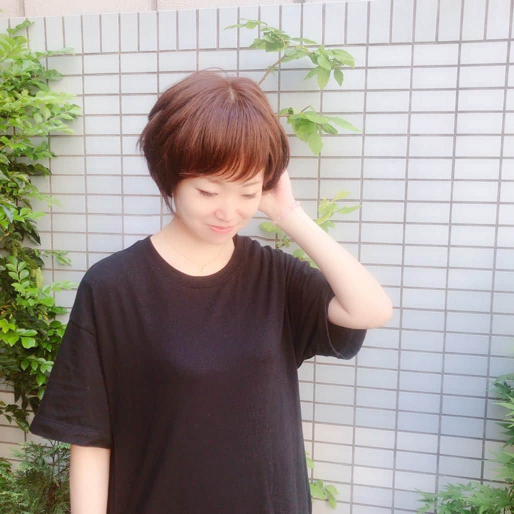 AQUADOLL アクアドールウィッグさんのインスタグラム写真 - (AQUADOLL アクアドールウィッグInstagram)「こんにちは☀️東京サロンの古川です😊 よくお客様に外でみるウィッグってどうみえるのか不安という声を頂く事が多いのでそんな不安にお答えさせて頂きます😄 私が試着してるウィッグはMIXの商品になるのですが太陽の光でみてもツヤ感も少なく頭皮もとっても自然です✨ 短いスタイルだと襟足の浮きが気になると言う声も頂くのですがアクアドールのウィッグはショートヘアーでも襟足の浮きは気になりません👍 これからの季節ショートは人気のスタイルになりますので気になる方は是非ご来店お待ちしております✨✨ pwm007 サイズ  S カラー  CBRM ¥ 46.224- #AQUADOLL#アクアドール#AQUADOLLVENUS#アクアドールヴィーナス#AQUADOLLウィッグ#アクアドールウィッグ#医療用ウィッグ#ウィッグ#wig#カツラ #かつら#ヘアー#hair#ヘアースタイル#hairstyle#抗がん剤#副作用#脱毛症#女装男子 #髪型 #医療ウィッグ#おかちまち #髪型#スナップ#ヘアスナップ#レディースヘア#ヘアカタログ#ショート#ショートヘア」5月5日 12時53分 - aquadollwig