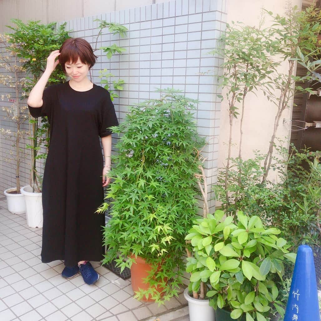 AQUADOLL アクアドールウィッグさんのインスタグラム写真 - (AQUADOLL アクアドールウィッグInstagram)「こんにちは☀️東京サロンの古川です😊 よくお客様に外でみるウィッグってどうみえるのか不安という声を頂く事が多いのでそんな不安にお答えさせて頂きます😄 私が試着してるウィッグはMIXの商品になるのですが太陽の光でみてもツヤ感も少なく頭皮もとっても自然です✨ 短いスタイルだと襟足の浮きが気になると言う声も頂くのですがアクアドールのウィッグはショートヘアーでも襟足の浮きは気になりません👍 これからの季節ショートは人気のスタイルになりますので気になる方は是非ご来店お待ちしております✨✨ pwm007 サイズ  S カラー  CBRM ¥ 46.224- #AQUADOLL#アクアドール#AQUADOLLVENUS#アクアドールヴィーナス#AQUADOLLウィッグ#アクアドールウィッグ#医療用ウィッグ#ウィッグ#wig#カツラ #かつら#ヘアー#hair#ヘアースタイル#hairstyle#抗がん剤#副作用#脱毛症#女装男子 #髪型 #医療ウィッグ#おかちまち #髪型#スナップ#ヘアスナップ#レディースヘア#ヘアカタログ#ショート#ショートヘア」5月5日 12時53分 - aquadollwig