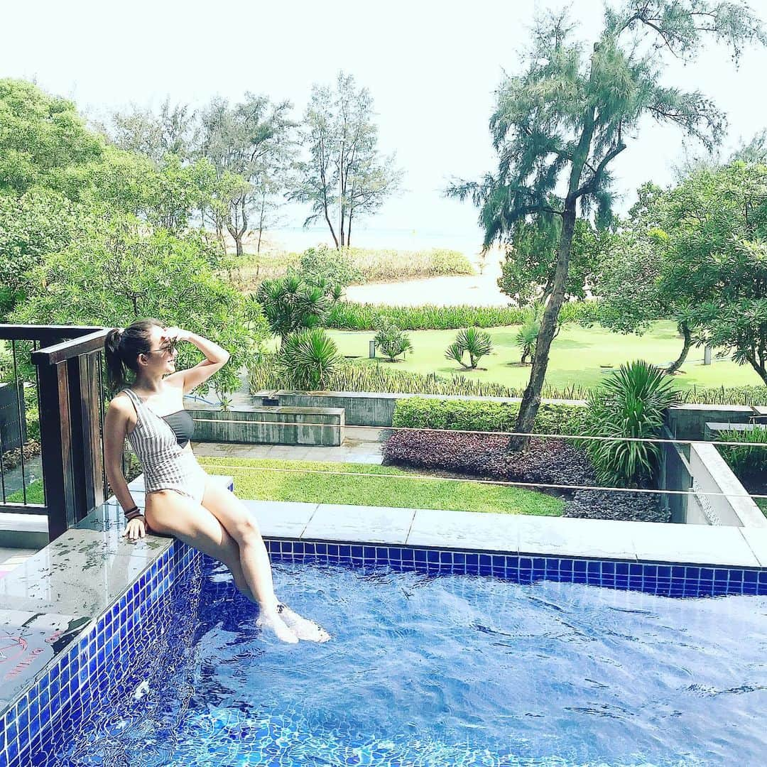 渡辺由香さんのインスタグラム写真 - (渡辺由香Instagram)「#privatepool #vietnamtravel  #angsana #hotelier  プール付きのお部屋は大正解！ 大っきすぎない安心感かハナボが あんま浮かばない腕浮き輪wにゴーグルで顔つけて初めて平成最後の日に何往復も泳げるようになったしね 最初の二日間はパパはゴルフで 私たちはずっとお部屋プールでルームサービスでおこもりしてましたよ⛱ ココはお部屋でまったりな人達メインでルームサービスがめちゃくちゃ充実してたり、お部屋でバーベキュー出来たりも👍🏻 水着はお気に入りのコラボの💋  いつか沢山みんなで来たいな〜🌴 #ベトナム旅行 #水着 #プライベートプール #gw旅行」5月5日 12時55分 - yukawatanabe_hanabo