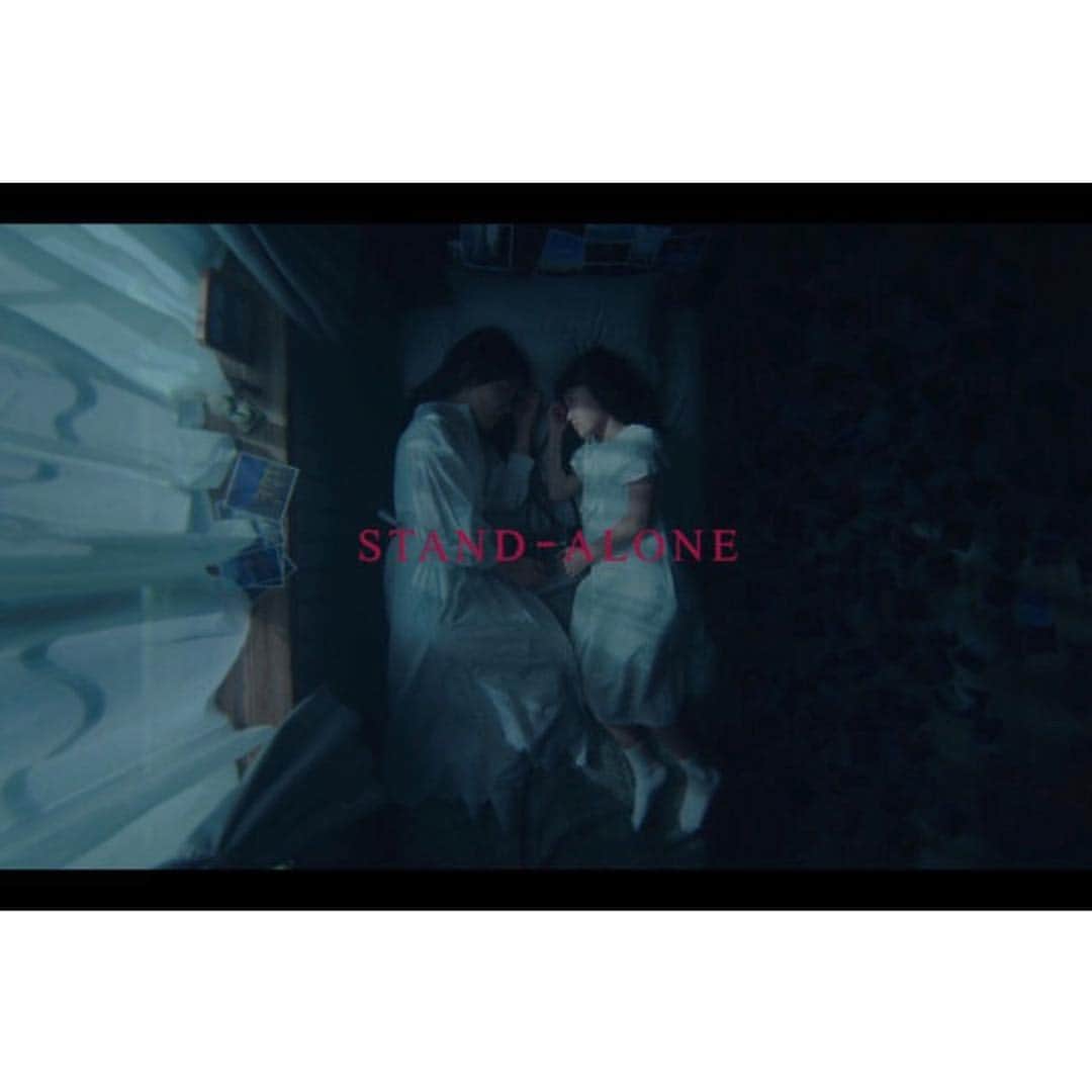 奈緒さんのインスタグラム写真 - (奈緒Instagram)「. Aimerさんの新曲 「STAND-ALONE」のMVに出演させていただきました。 「STAND-ALONE」はドラマ「あなたの番です」の 主題歌にもなっています。 どうかどうか皆さんに届きますように… #あなたの番です #Aimer」5月5日 13時08分 - sunaosquare